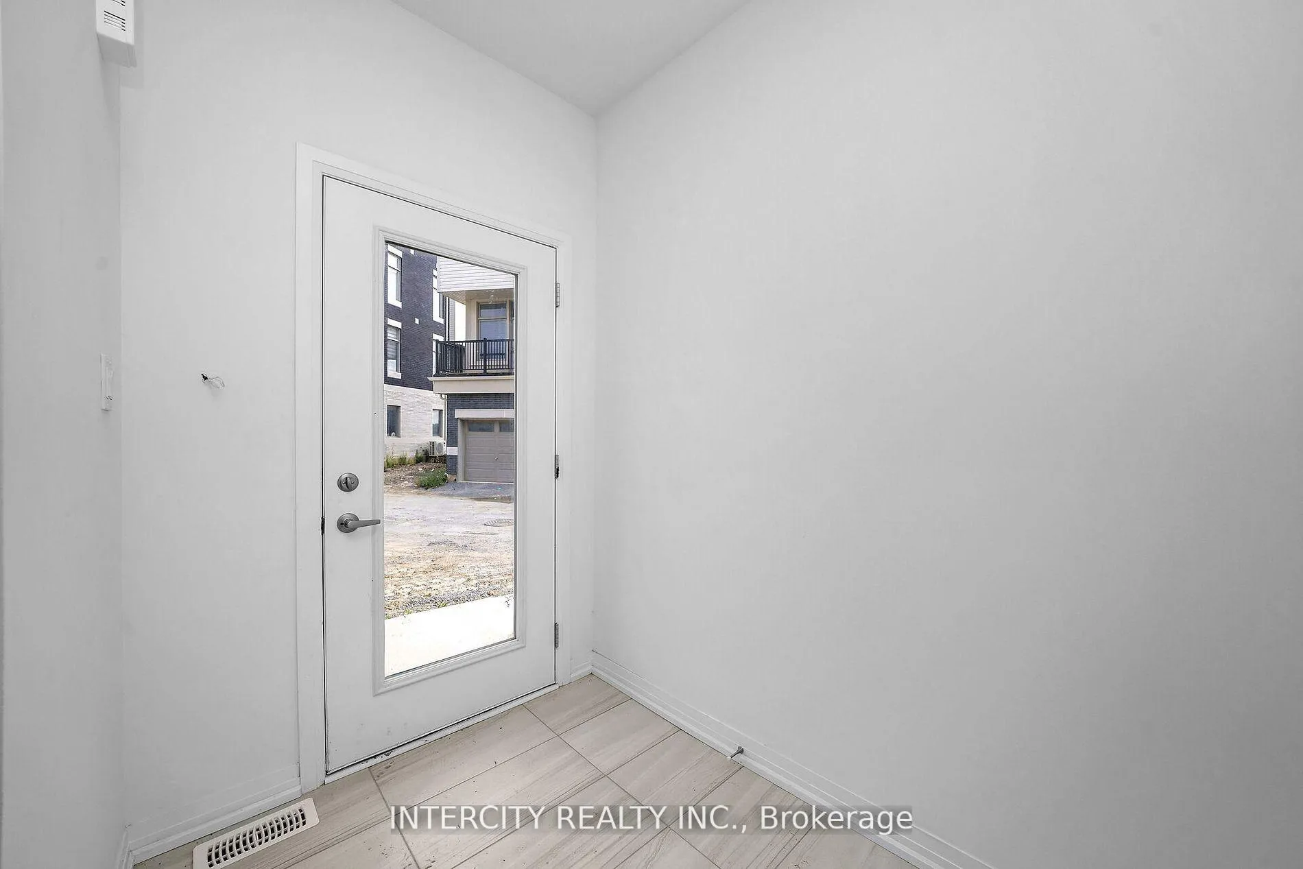 Photo 6 of 7 Albert Firman Lane S, Markham, Cachet — HOMEH
