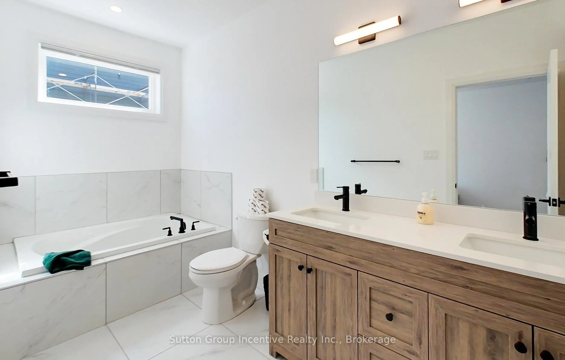 Photo 11 of 130 Arlberg Crescent, Blue Mountains — HOMEH