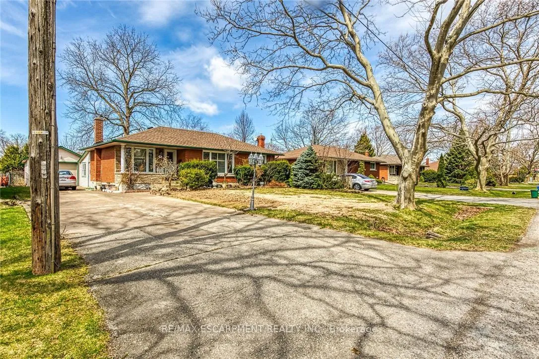 Photo 2 of 9 Gavin Drive, St. Catharines, Bunting/Linwell — HOMEH