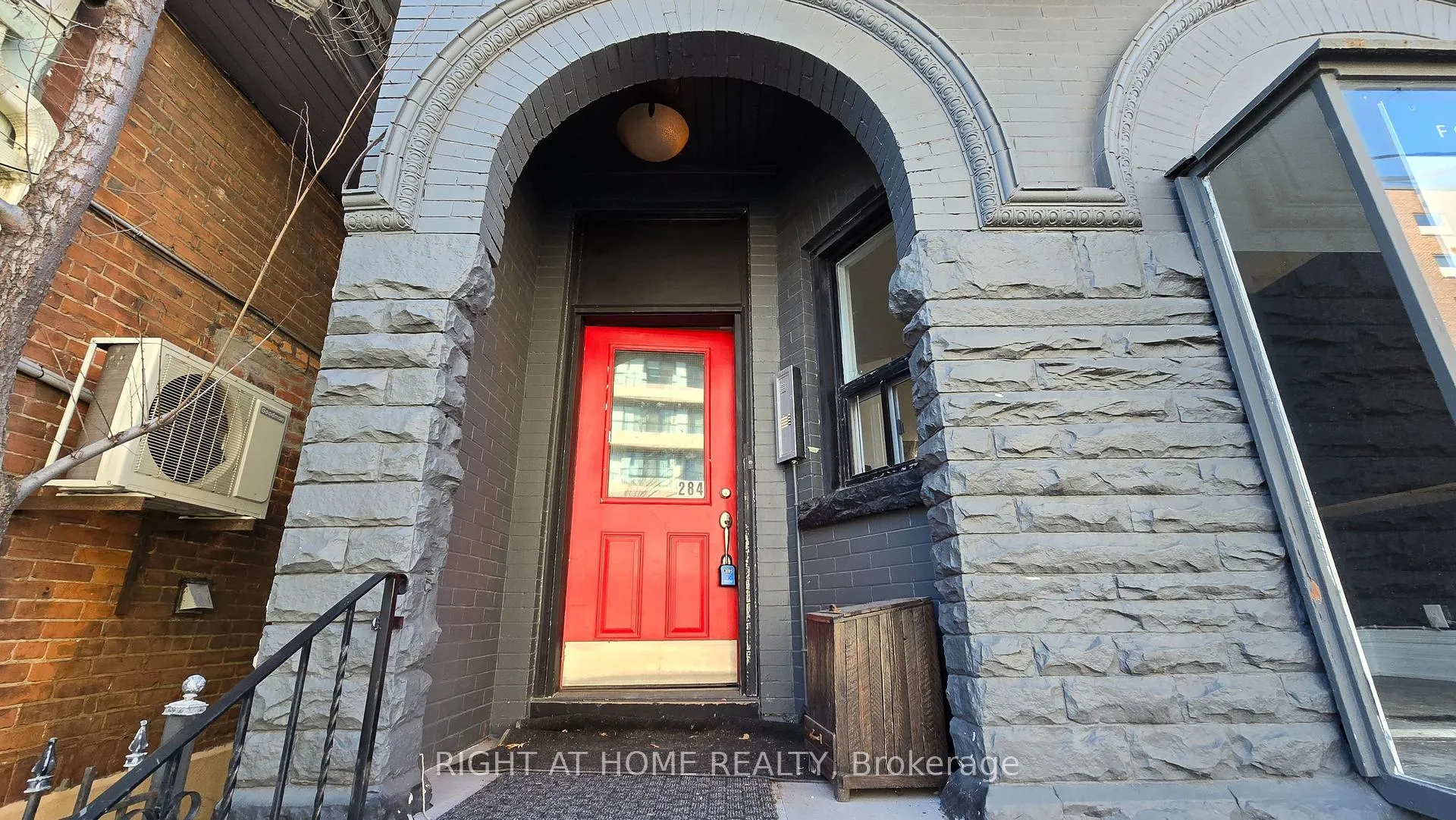 Photo 2 of 284 Avenue Road, Toronto, Casa Loma — HOMEH
