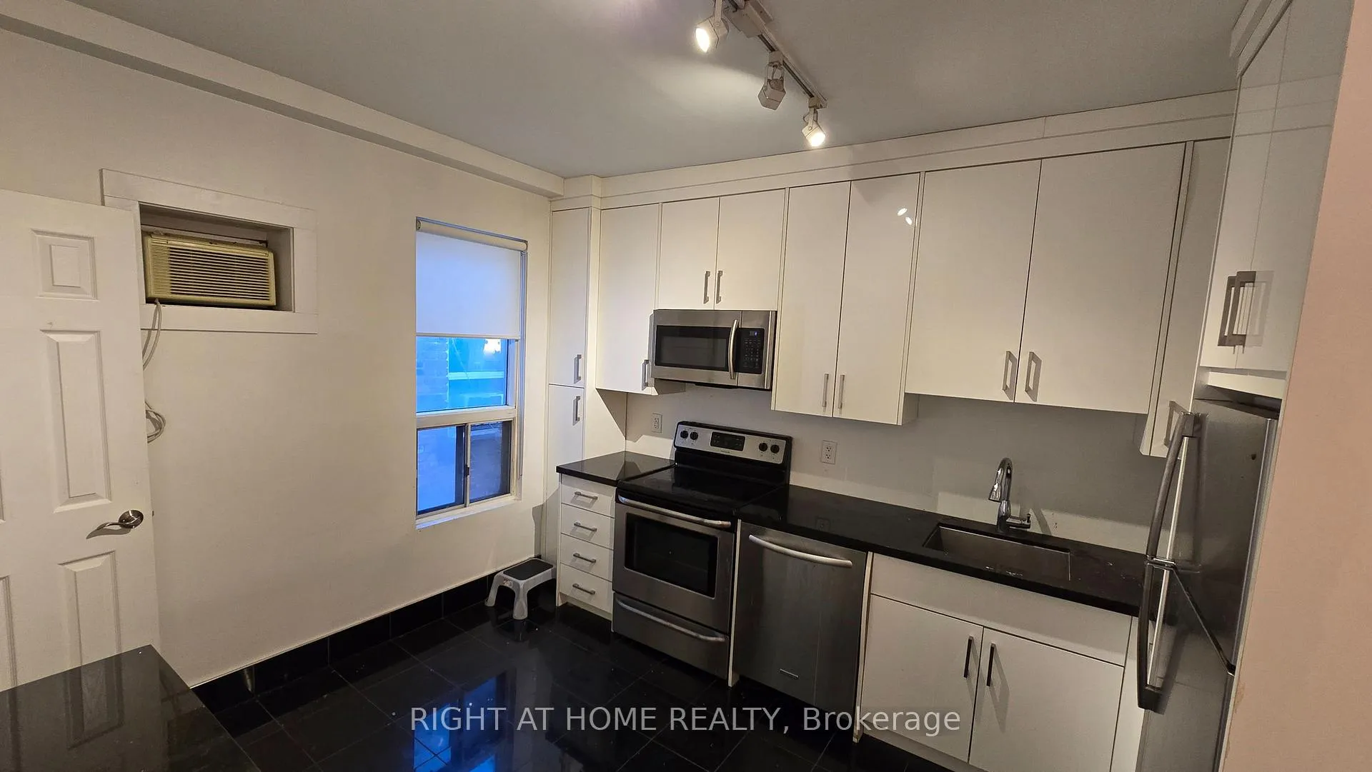 Photo 12 of 284 Avenue Road, Toronto, Casa Loma — HOMEH
