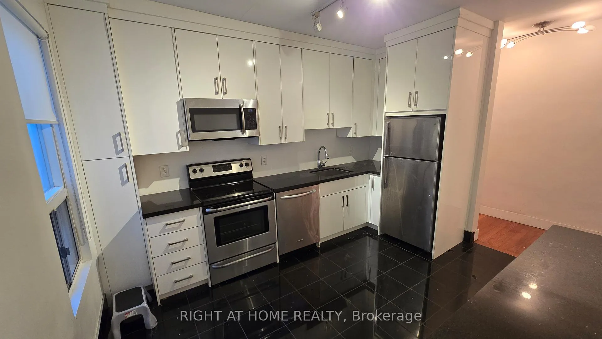 Photo 13 of 284 Avenue Road, Toronto, Casa Loma — HOMEH