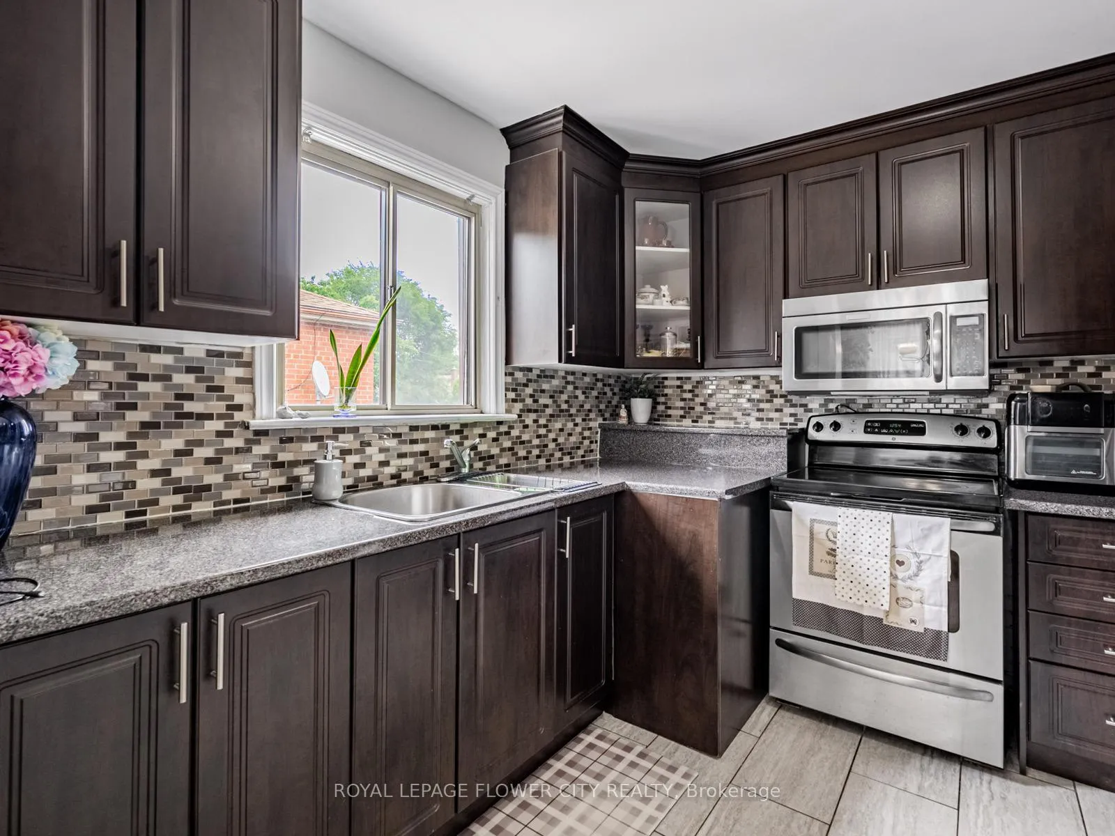 Photo 12 of 61 Wise Crescent, Hamilton, Huntington — HOMEH