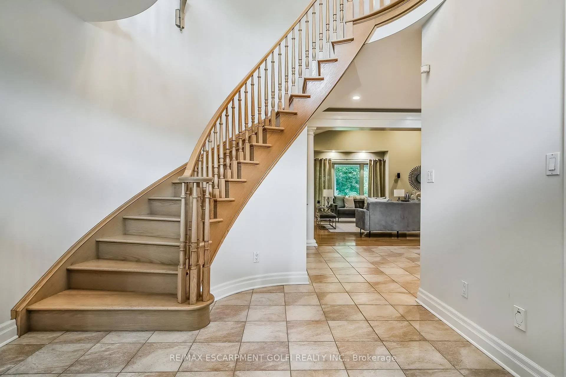 Photo 7 of 6431 Rockcliffe Estates, Niagara Falls, Stamford — HOMEH