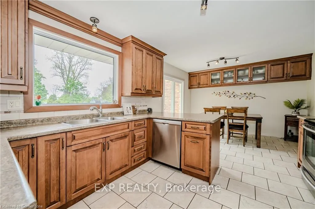 Photo 11 of 11 Coachman Crescent, Hamilton, Freelton — HOMEH