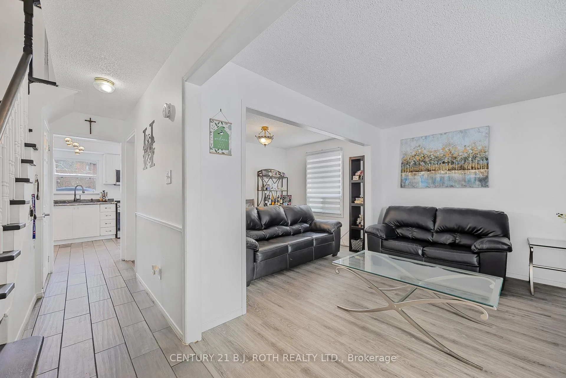 Photo 2 of 13 Wallace Drive, Barrie, Northwest — HOMEH