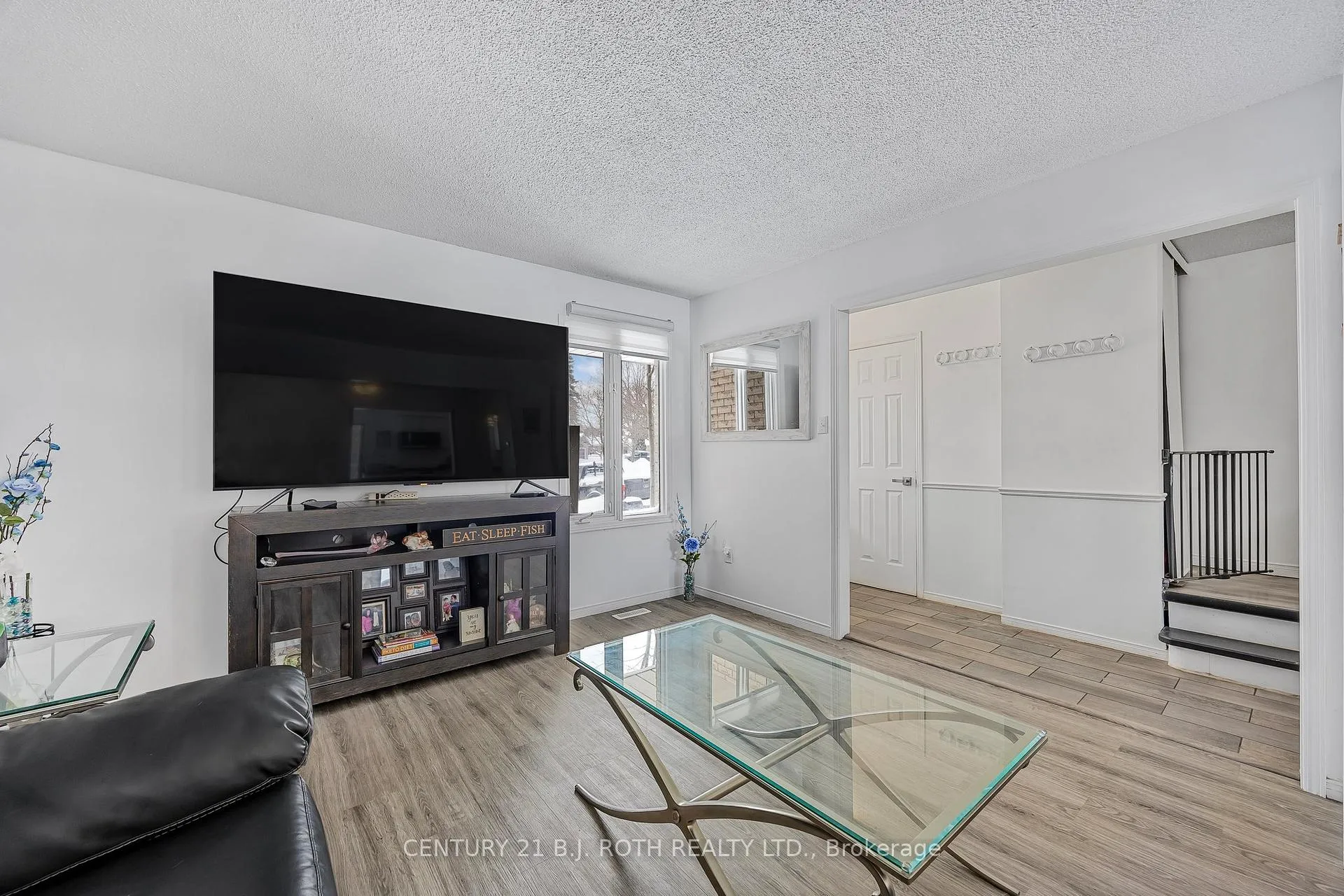 Photo 5 of 13 Wallace Drive, Barrie, Northwest — HOMEH