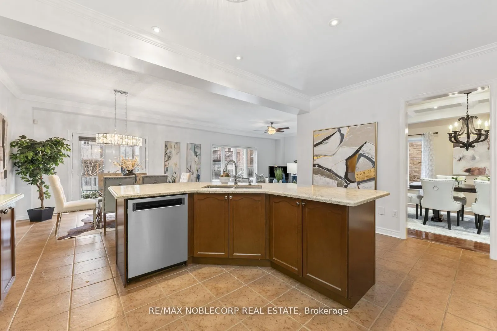 Photo 18 of 36 Venice Gate Drive, Vaughan, Vellore Village — HOMEH