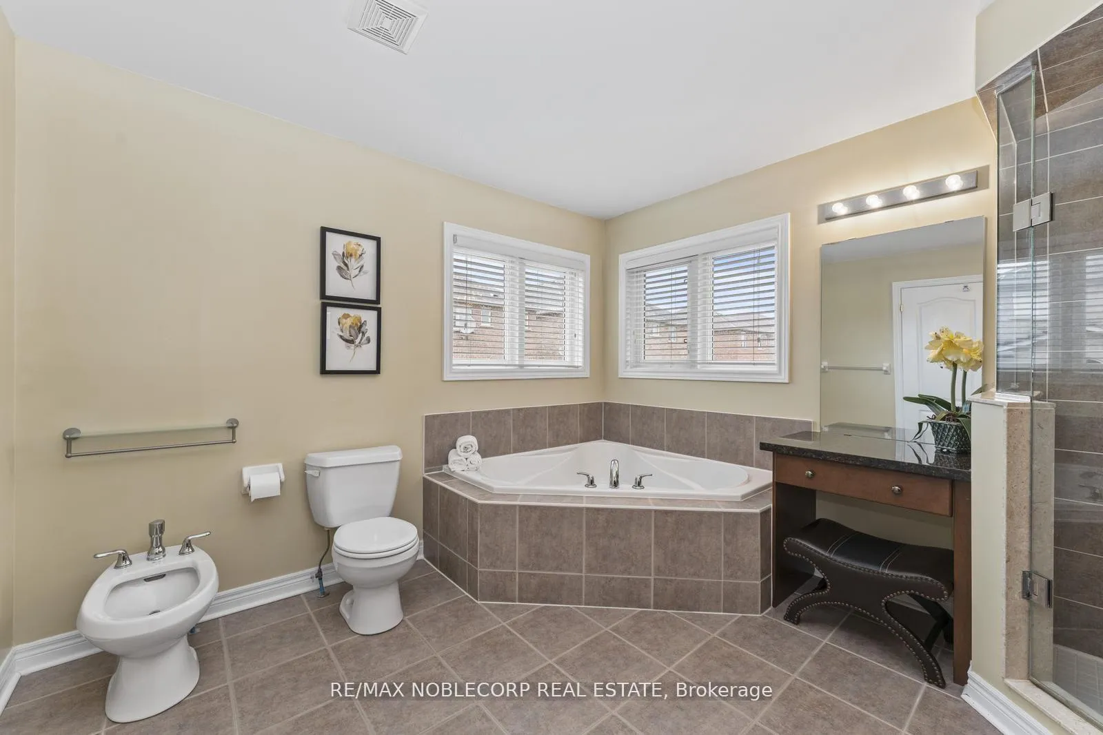 Photo 22 of 36 Venice Gate Drive, Vaughan, Vellore Village — HOMEH