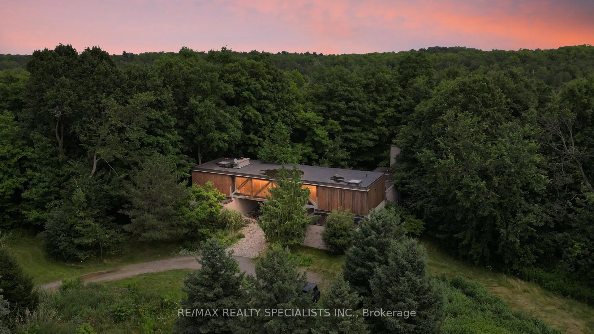 Front of 15139 Rockside Road