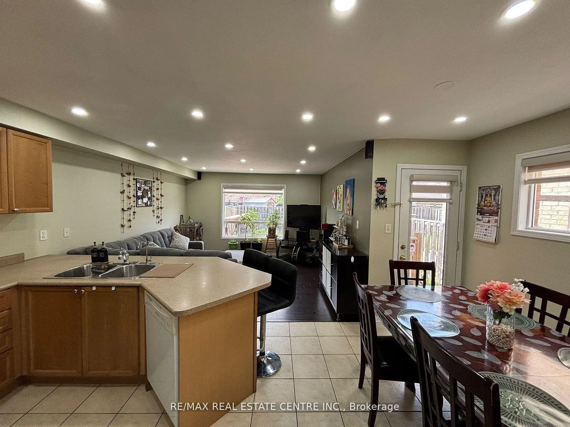 Photo 7 of 30 Parisian Road, Brampton, Vales of Castlemore — HOMEH