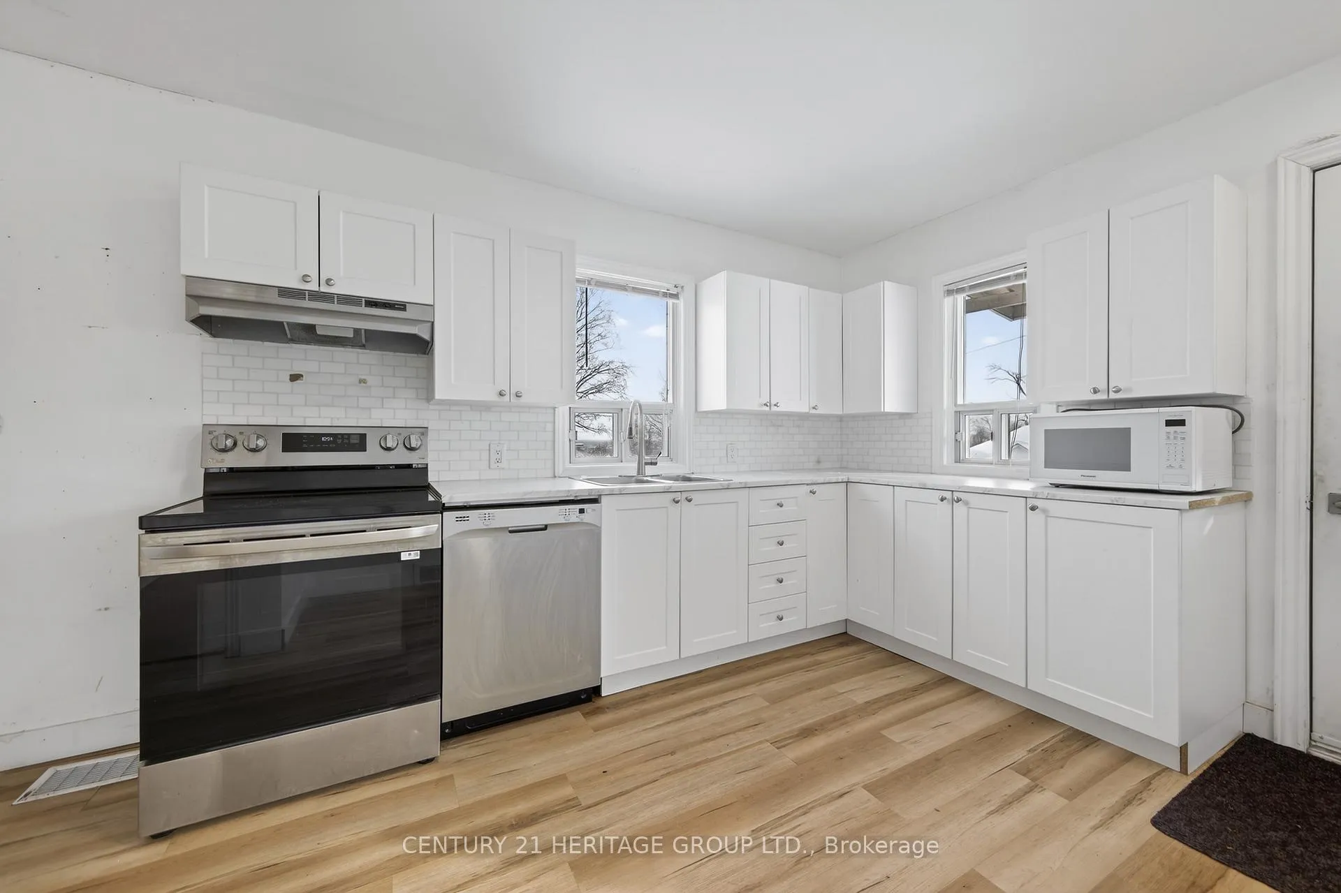 Photo 8 of 35 Argyle Avenue, Orillia — HOMEH