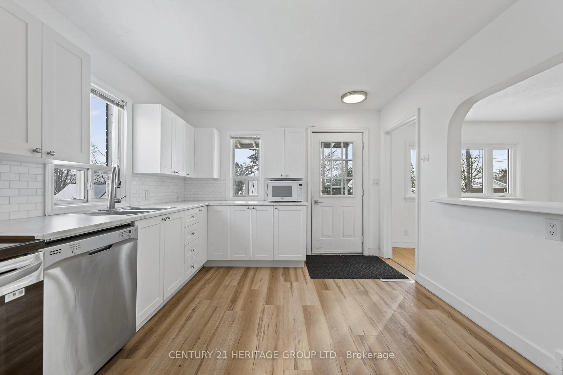 Photo 9 of 35 Argyle Avenue, Orillia — HOMEH