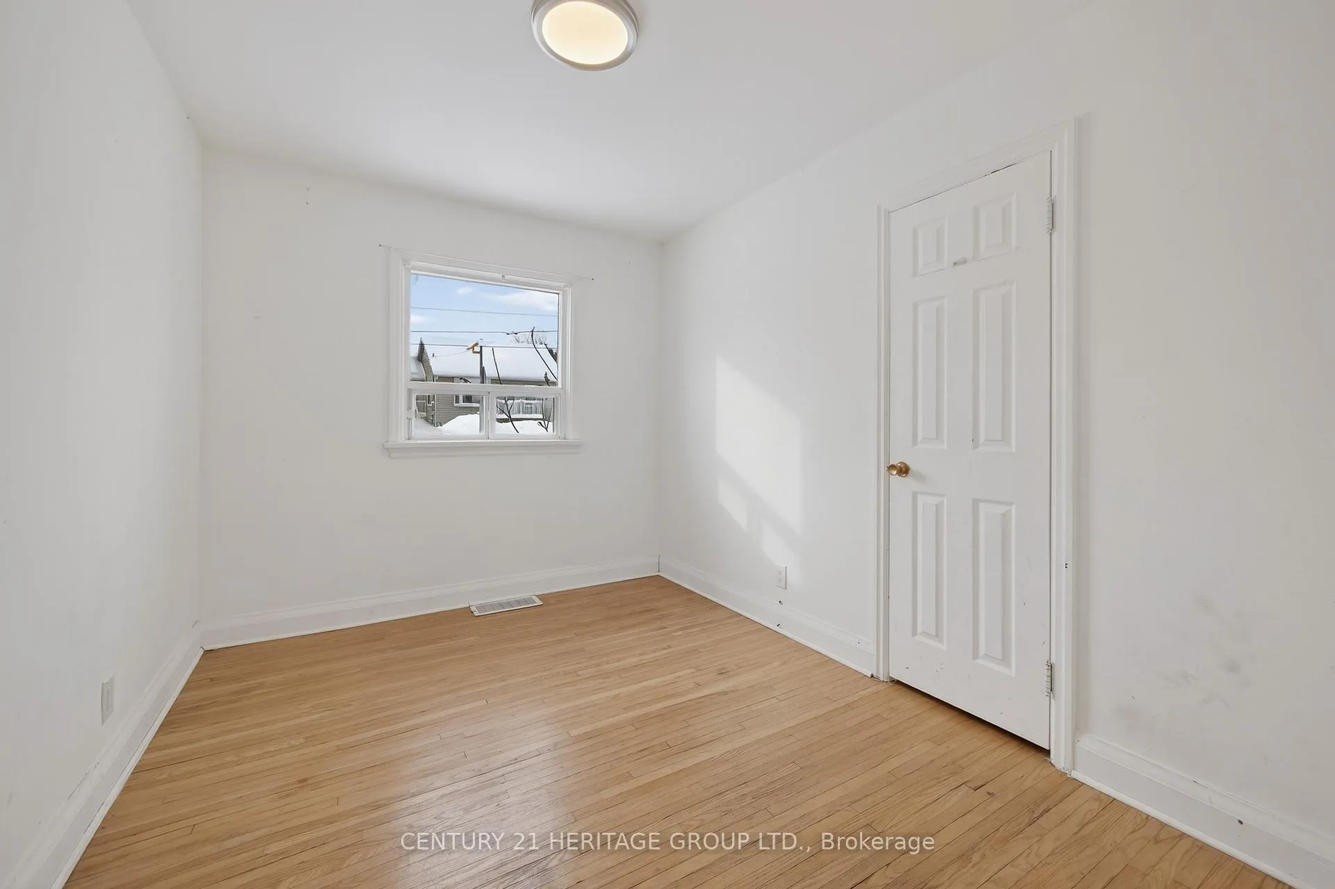 Photo 14 of 35 Argyle Avenue, Orillia — HOMEH
