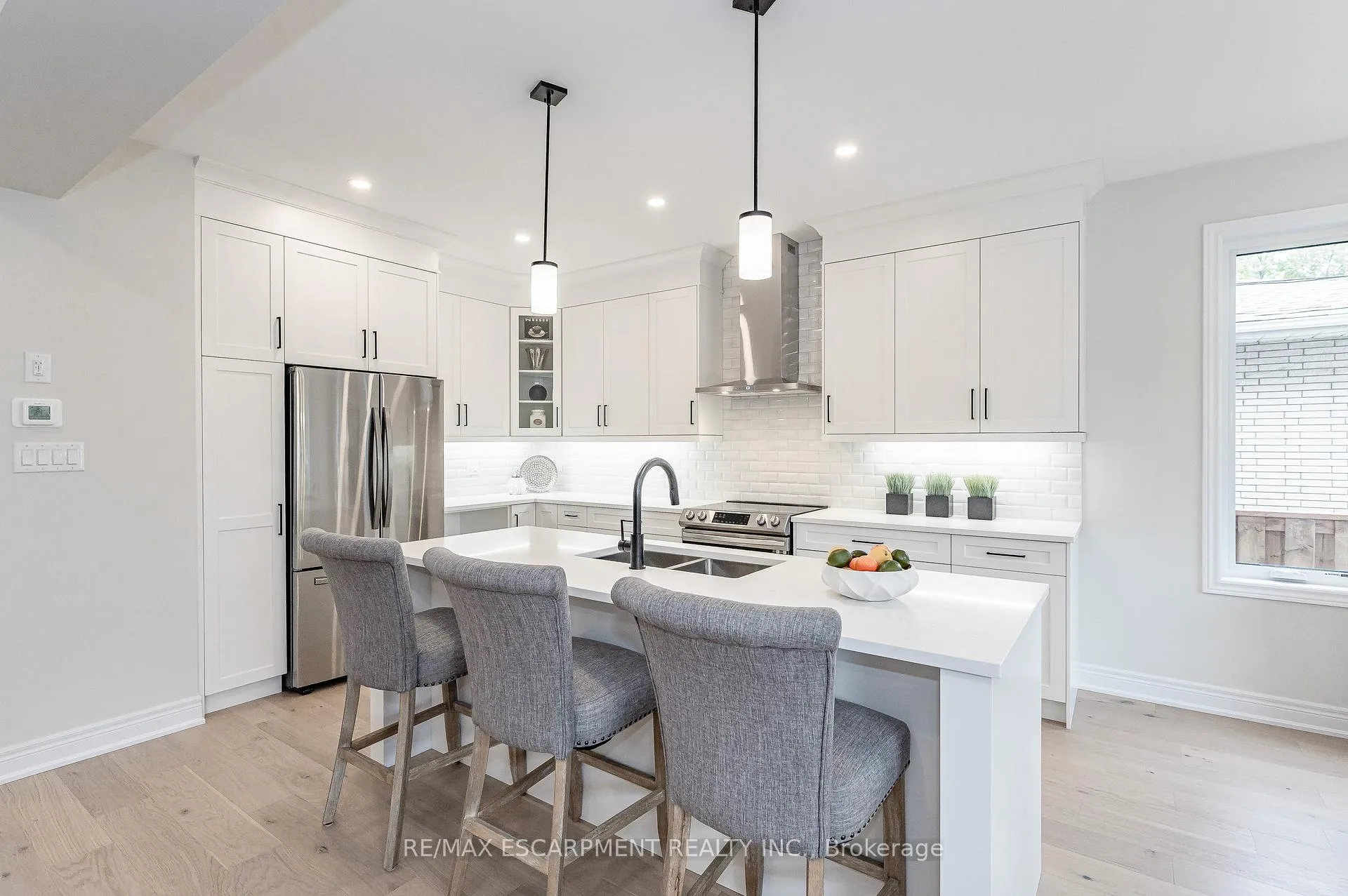 Photo 3 of 65 Seabreeze Crescent, Hamilton, Stoney Creek — HOMEH