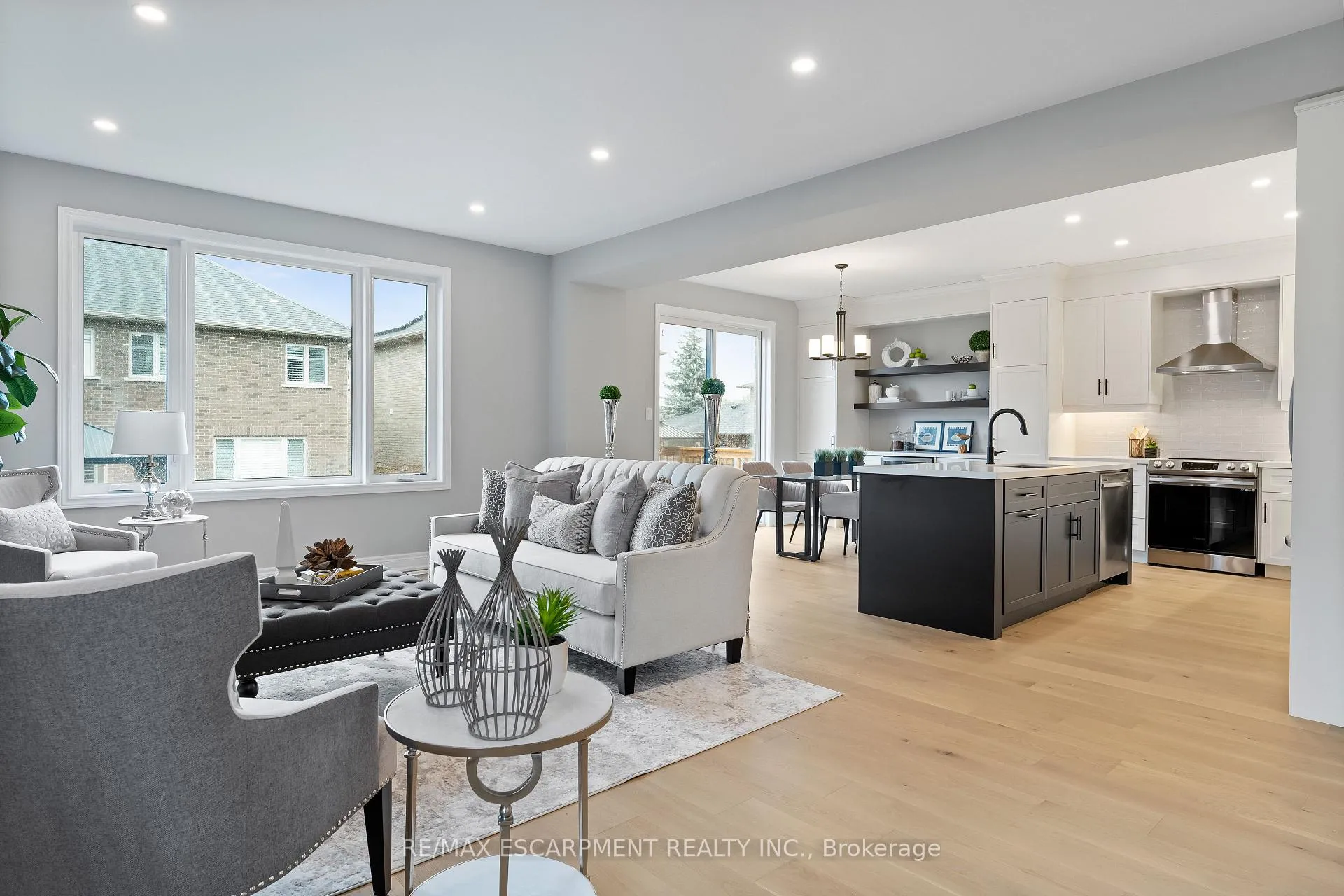 Photo 4 of 65 Seabreeze Crescent, Hamilton, Stoney Creek — HOMEH