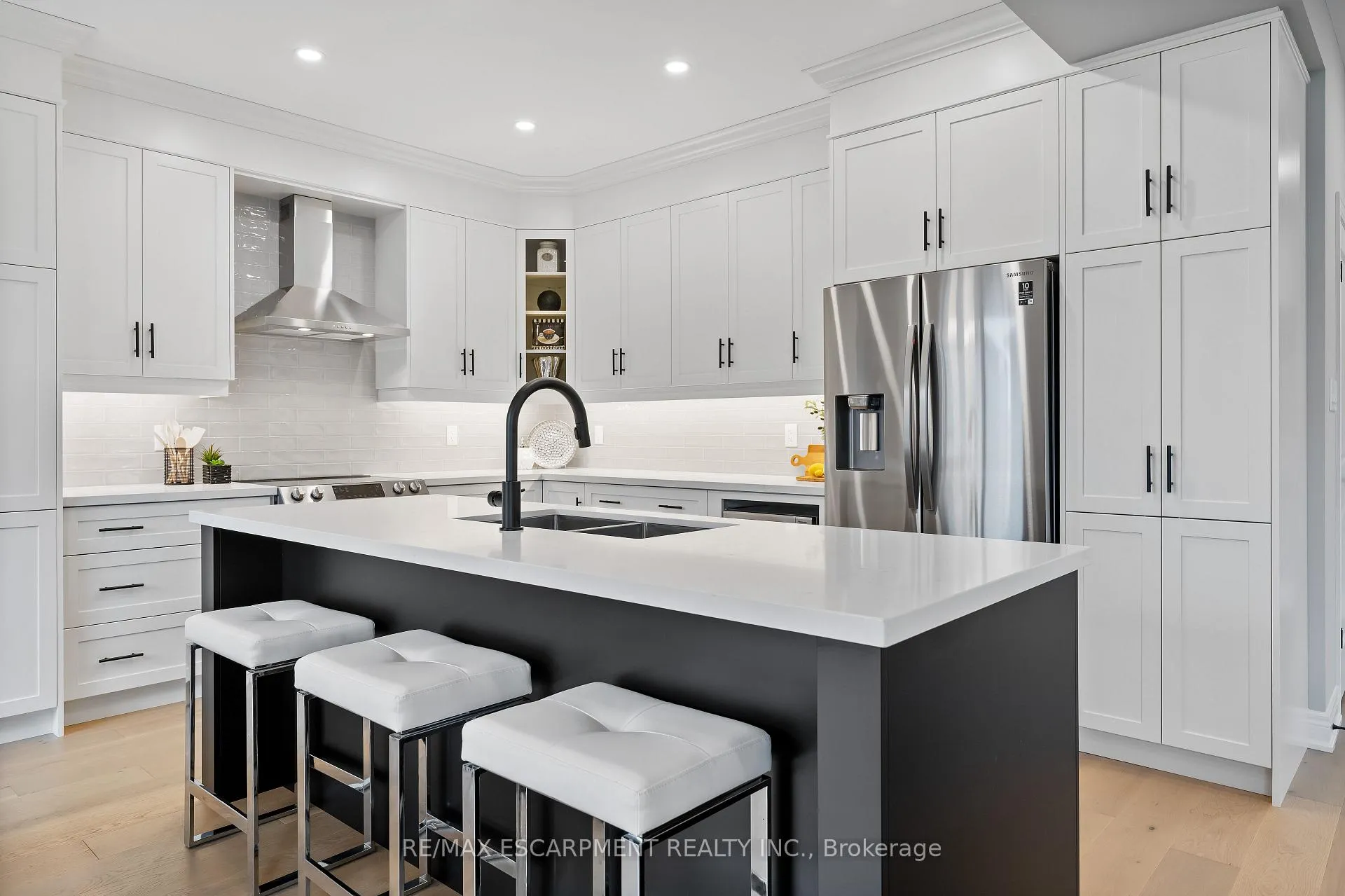 Photo 5 of 65 Seabreeze Crescent, Hamilton, Stoney Creek — HOMEH