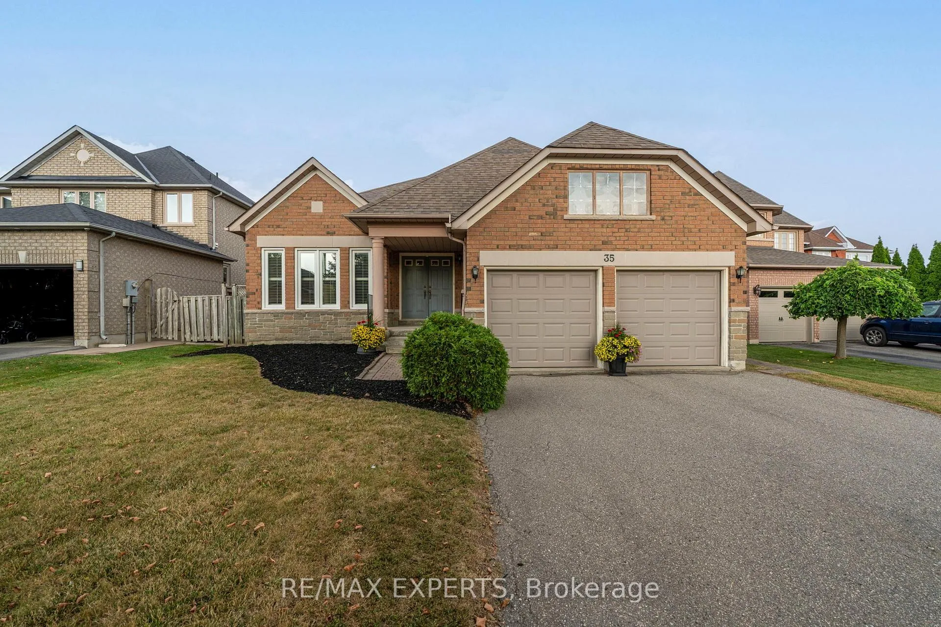 Photo 2 of 35 Falkirk Crescent, Vaughan, Maple — HOMEH