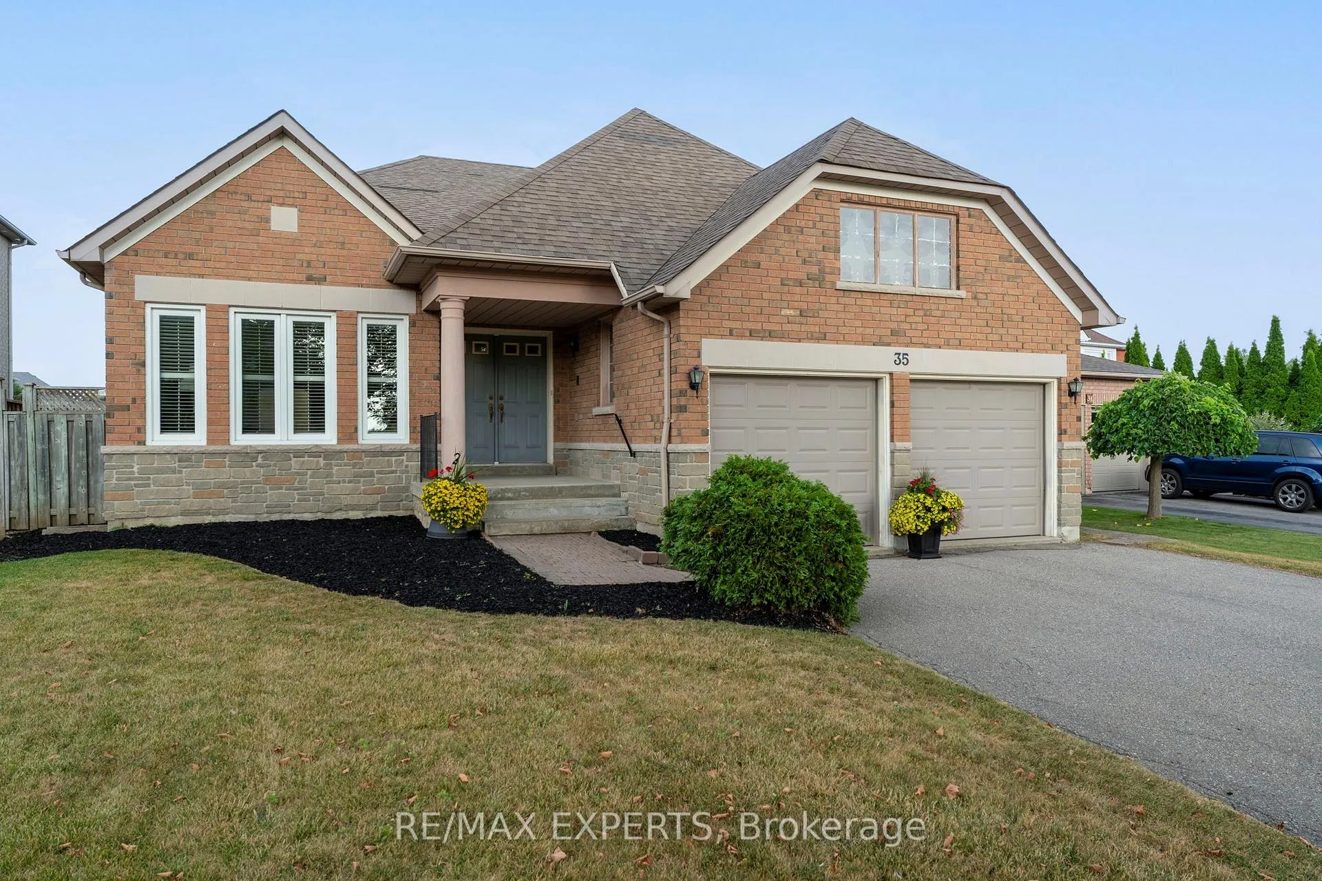 Photo 3 of 35 Falkirk Crescent, Vaughan, Maple — HOMEH