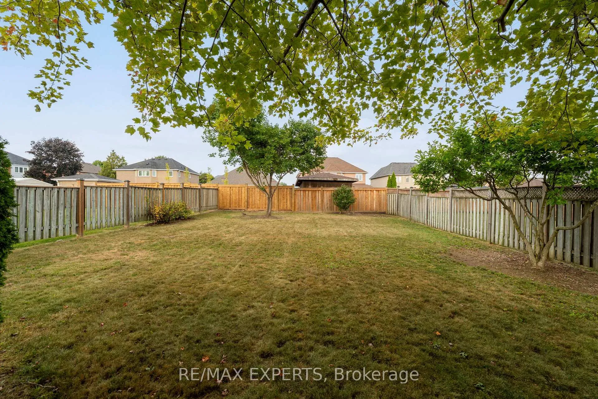 Photo 23 of 35 Falkirk Crescent, Vaughan, Maple — HOMEH