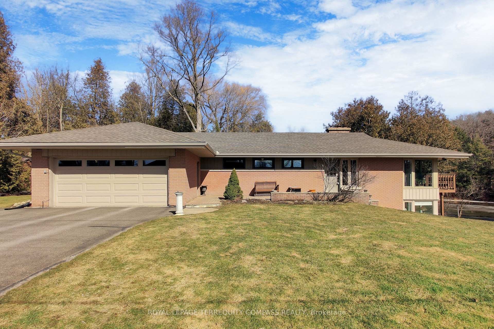 Front of 5489 10th Line