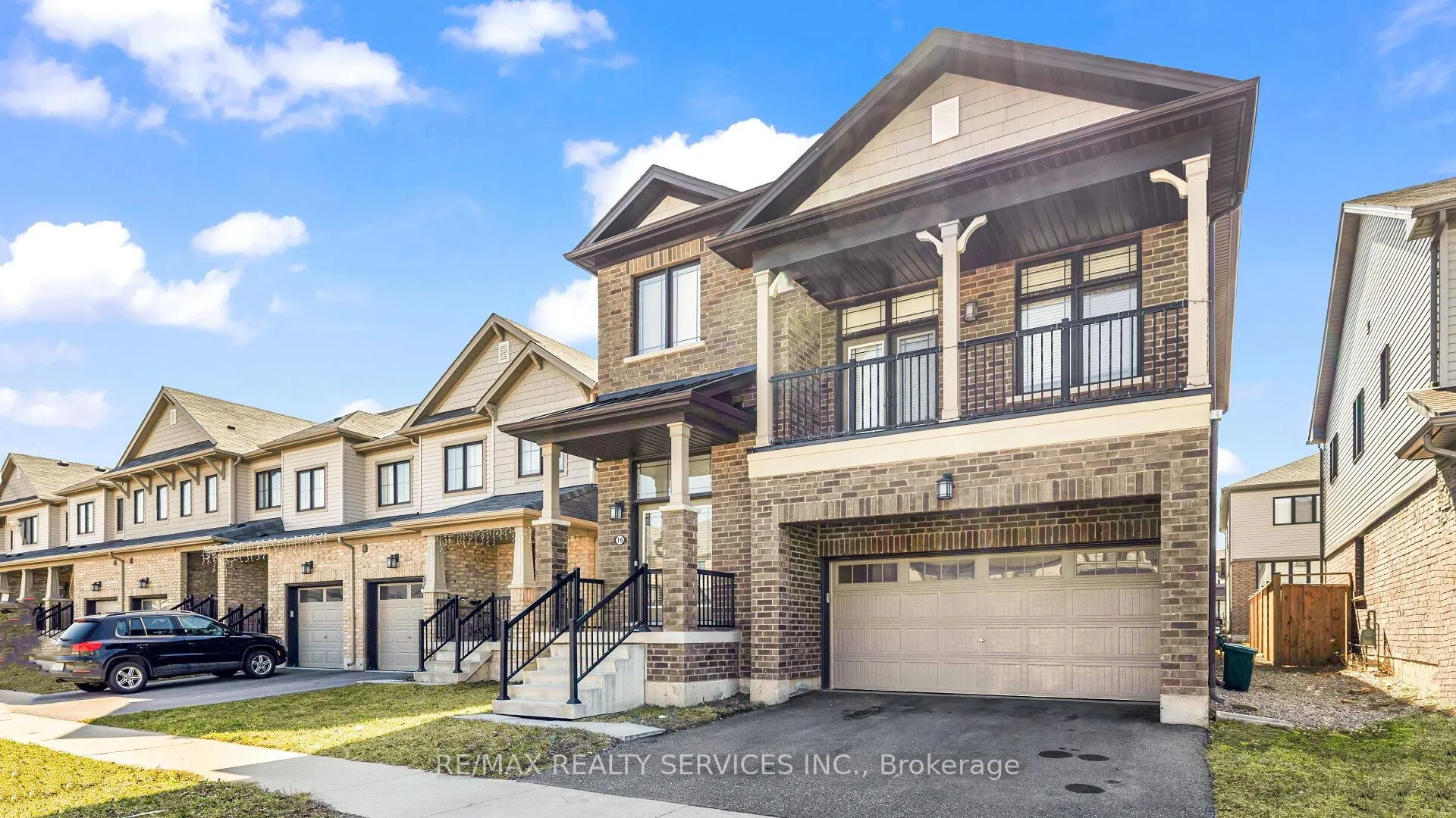 Photo 2 of 16 Pagebrook Crescent E, Hamilton, Stoney Creek Mountain — HOMEH