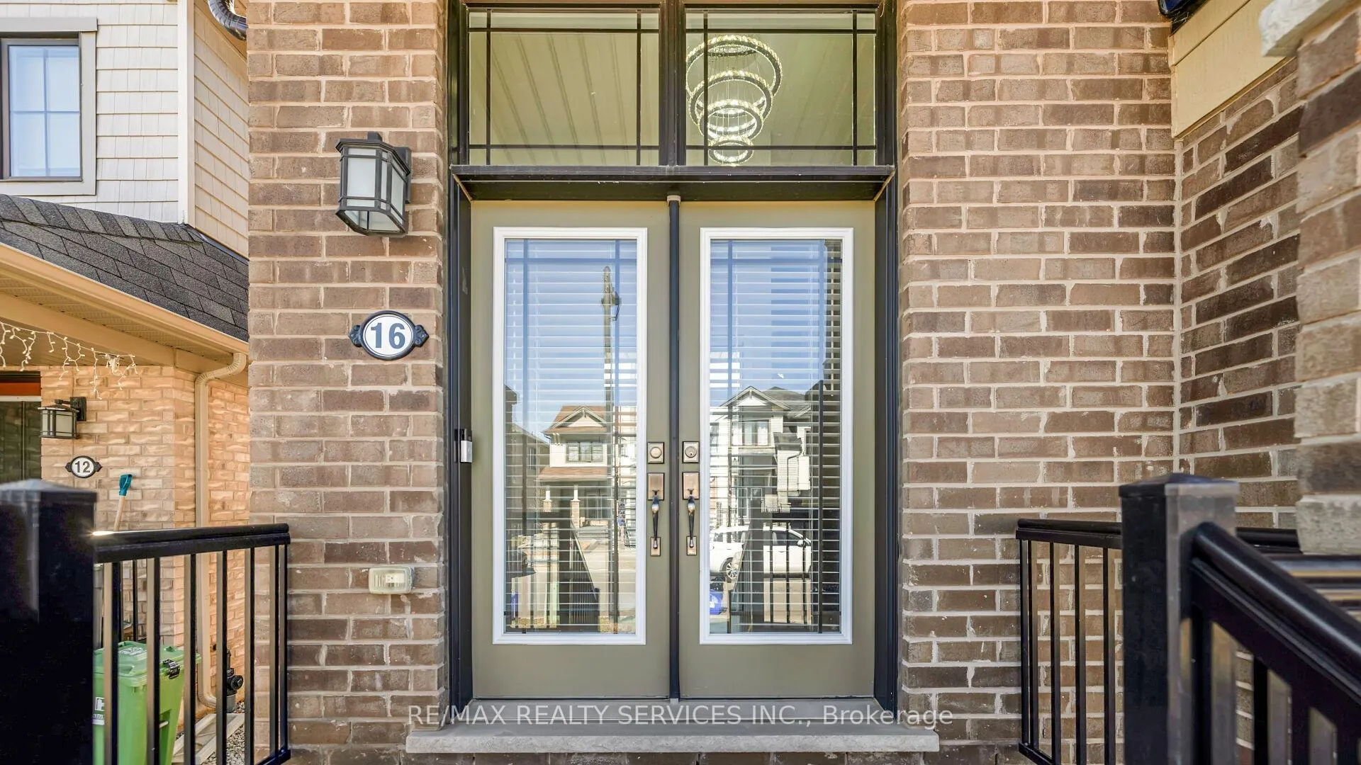 Photo 3 of 16 Pagebrook Crescent E, Hamilton, Stoney Creek Mountain — HOMEH