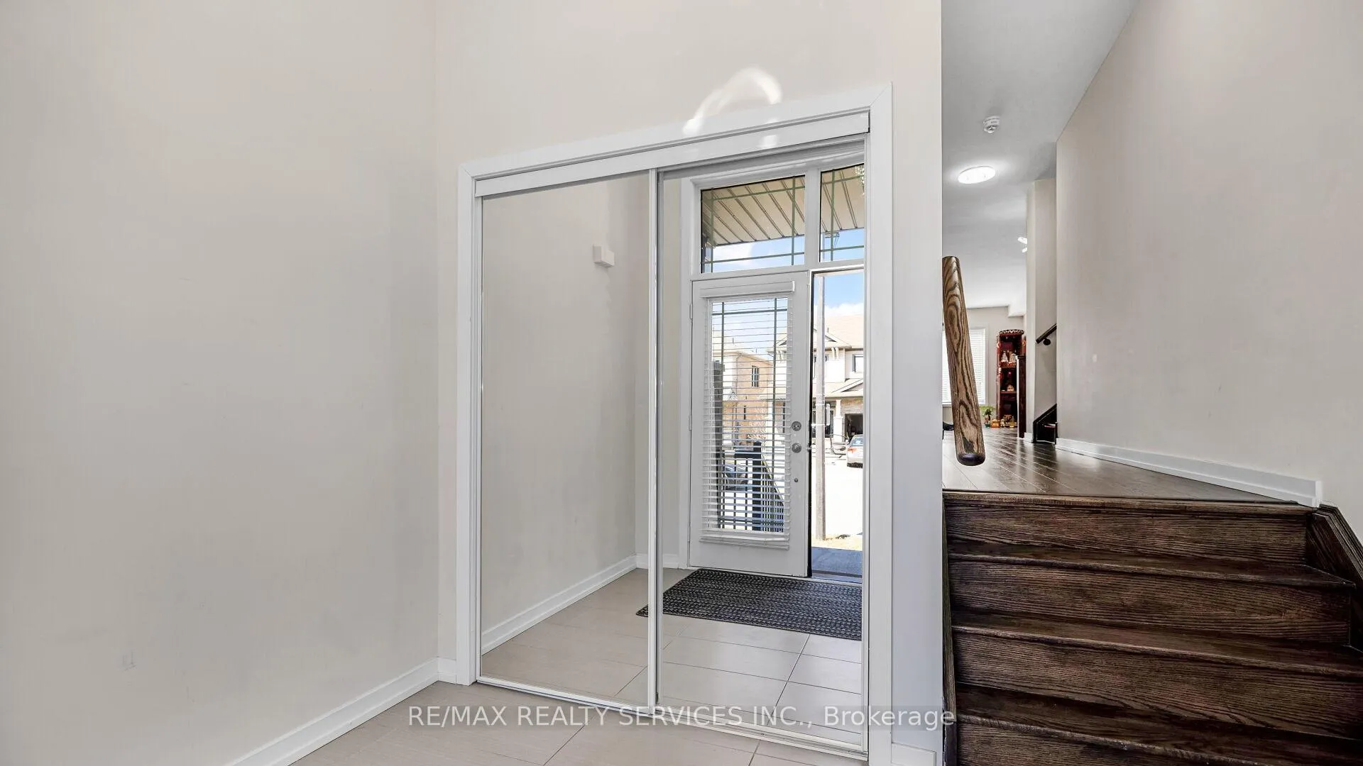 Photo 4 of 16 Pagebrook Crescent E, Hamilton, Stoney Creek Mountain — HOMEH