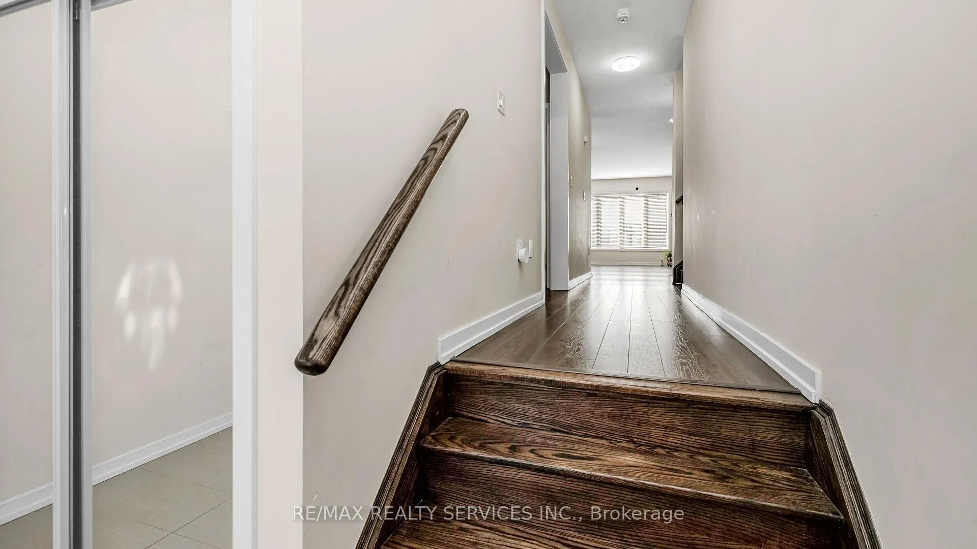 Photo 5 of 16 Pagebrook Crescent E, Hamilton, Stoney Creek Mountain — HOMEH