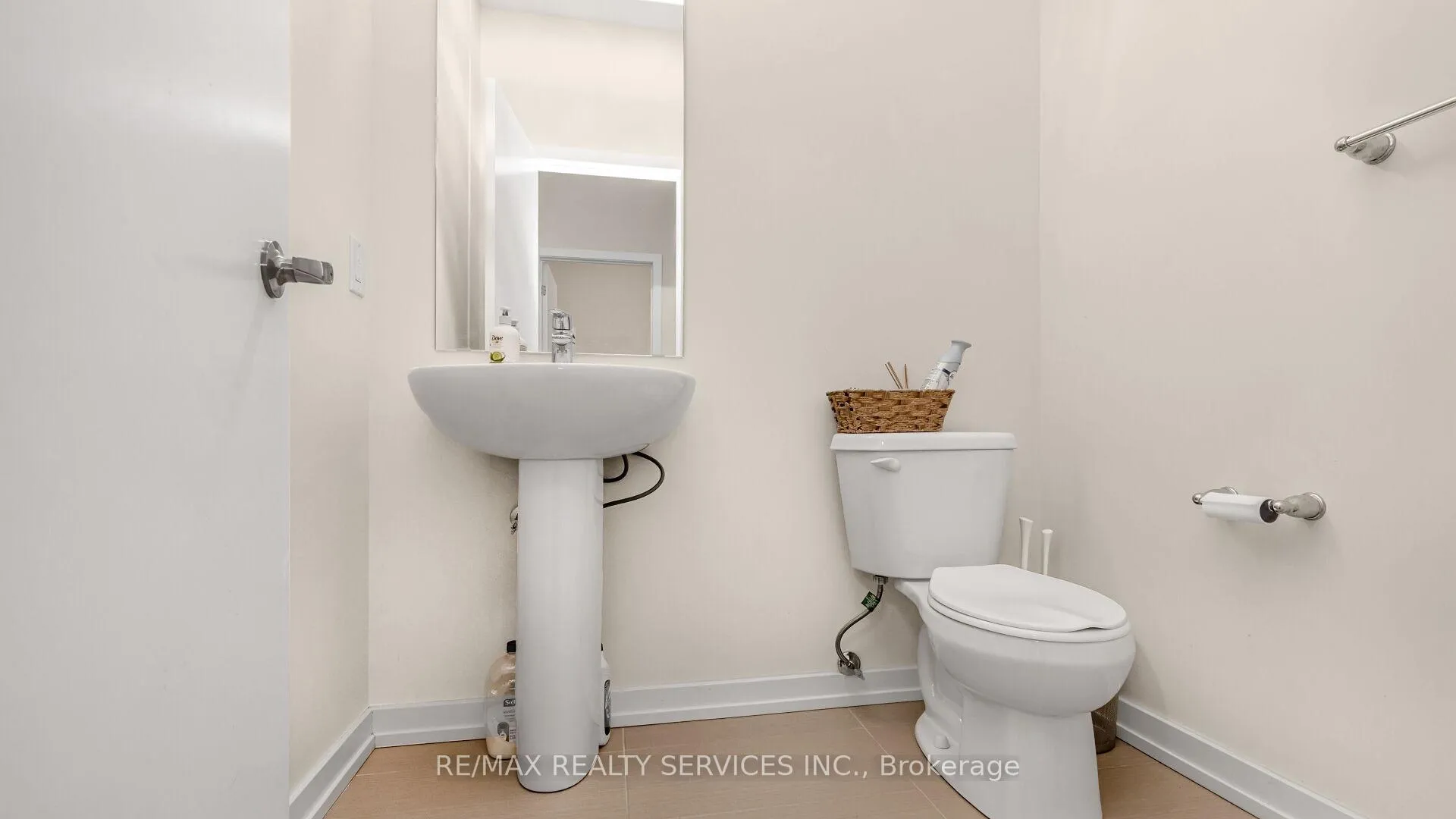 Photo 8 of 16 Pagebrook Crescent E, Hamilton, Stoney Creek Mountain — HOMEH