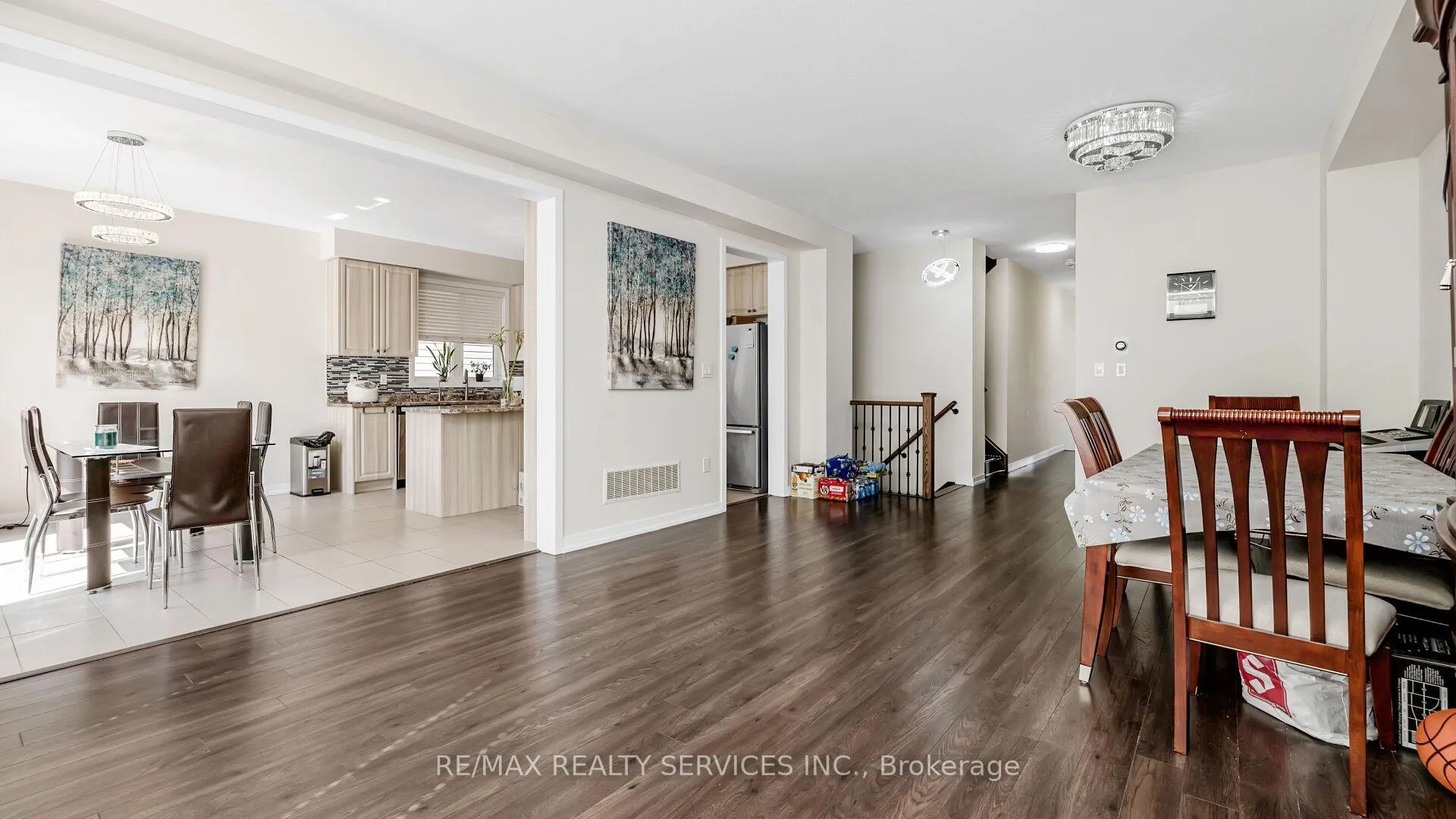 Photo 12 of 16 Pagebrook Crescent E, Hamilton, Stoney Creek Mountain — HOMEH