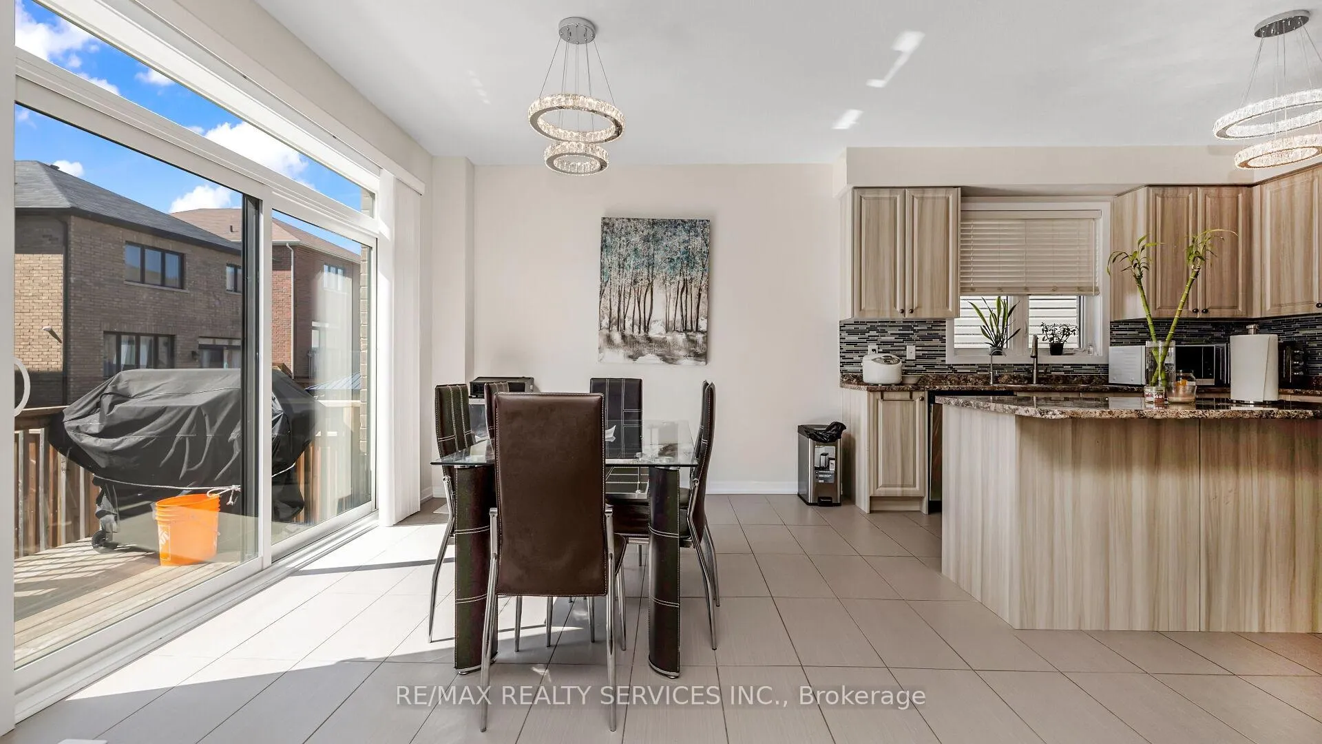 Photo 13 of 16 Pagebrook Crescent E, Hamilton, Stoney Creek Mountain — HOMEH