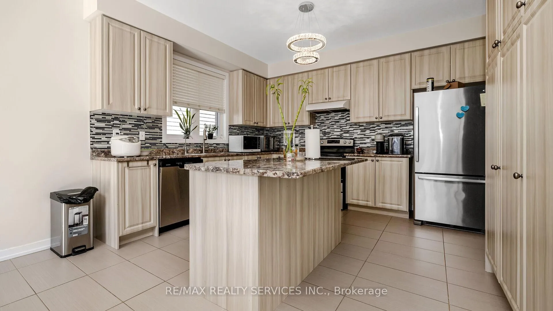 Photo 16 of 16 Pagebrook Crescent E, Hamilton, Stoney Creek Mountain — HOMEH