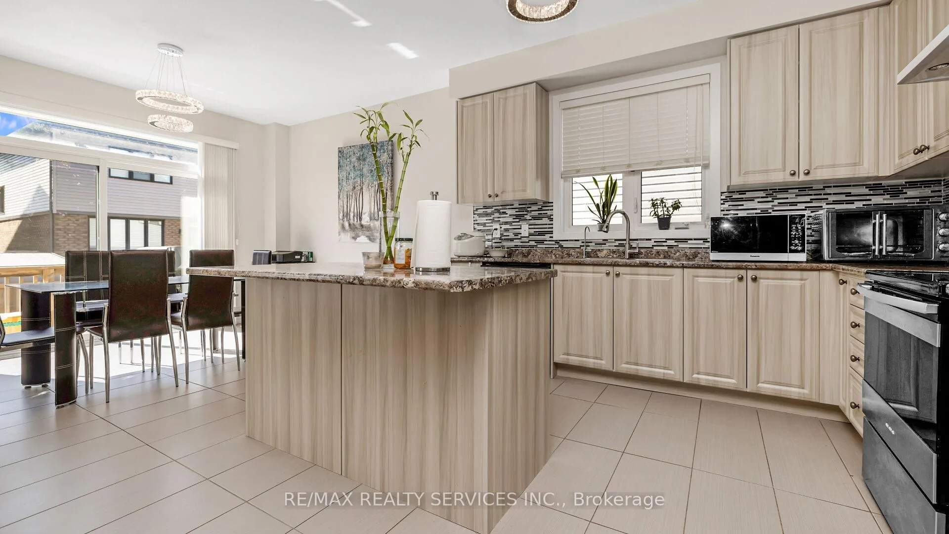 Photo 18 of 16 Pagebrook Crescent E, Hamilton, Stoney Creek Mountain — HOMEH