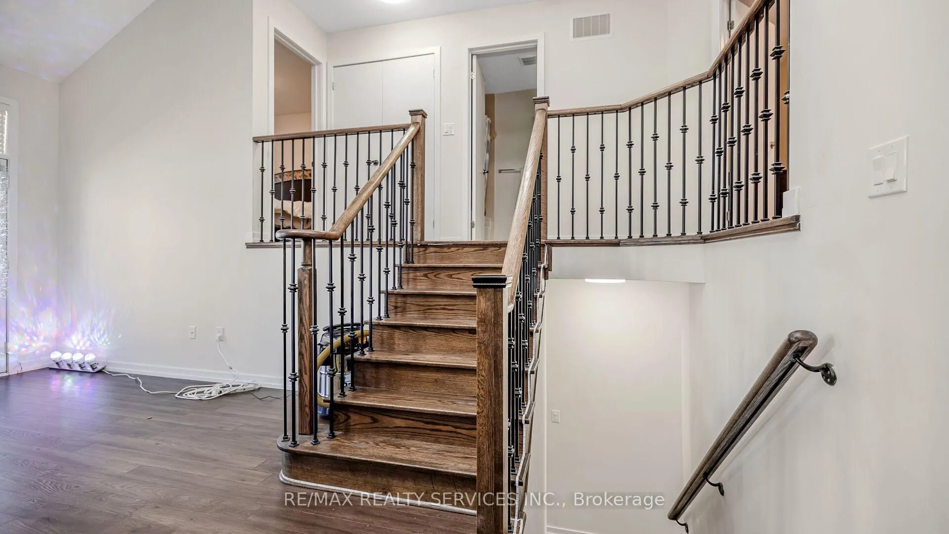 Photo 26 of 16 Pagebrook Crescent E, Hamilton, Stoney Creek Mountain — HOMEH