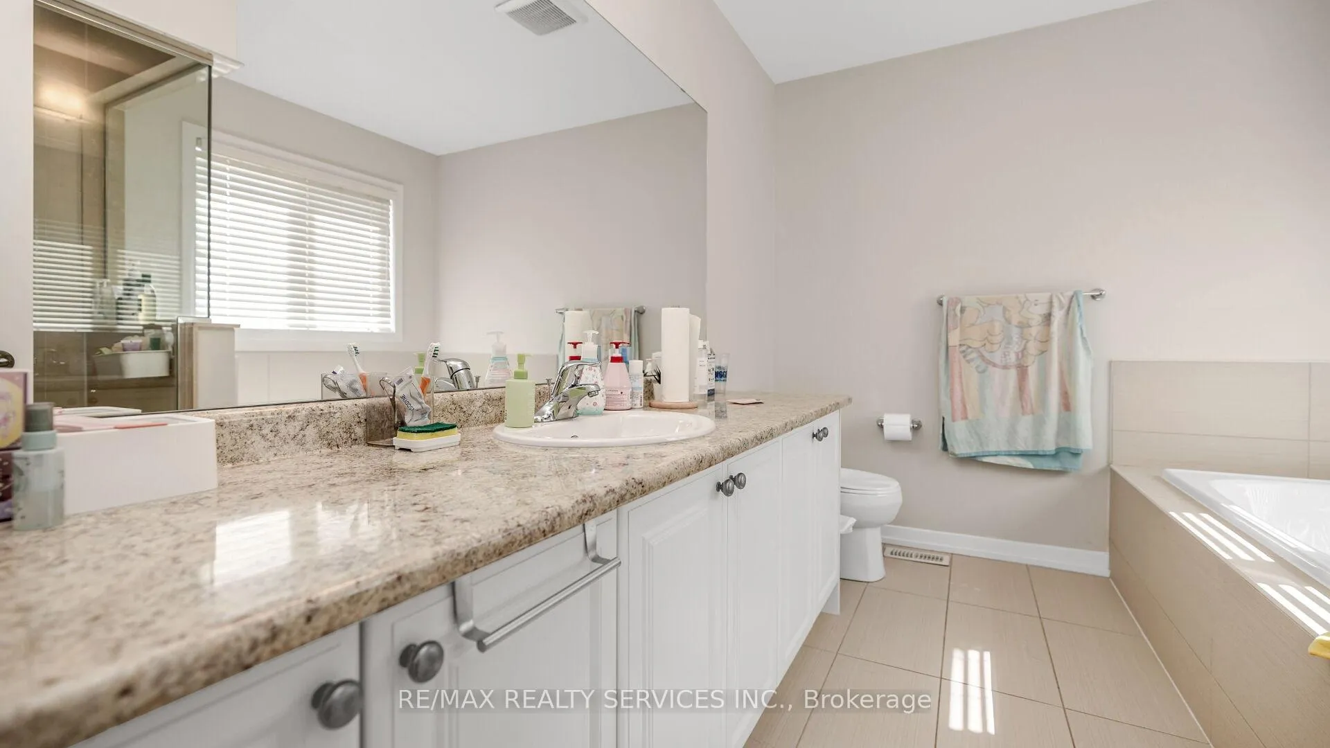 Photo 36 of 16 Pagebrook Crescent E, Hamilton, Stoney Creek Mountain — HOMEH