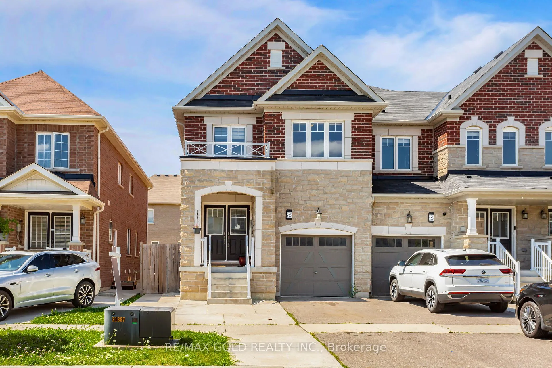 Front of 486 Queen Mary Drive