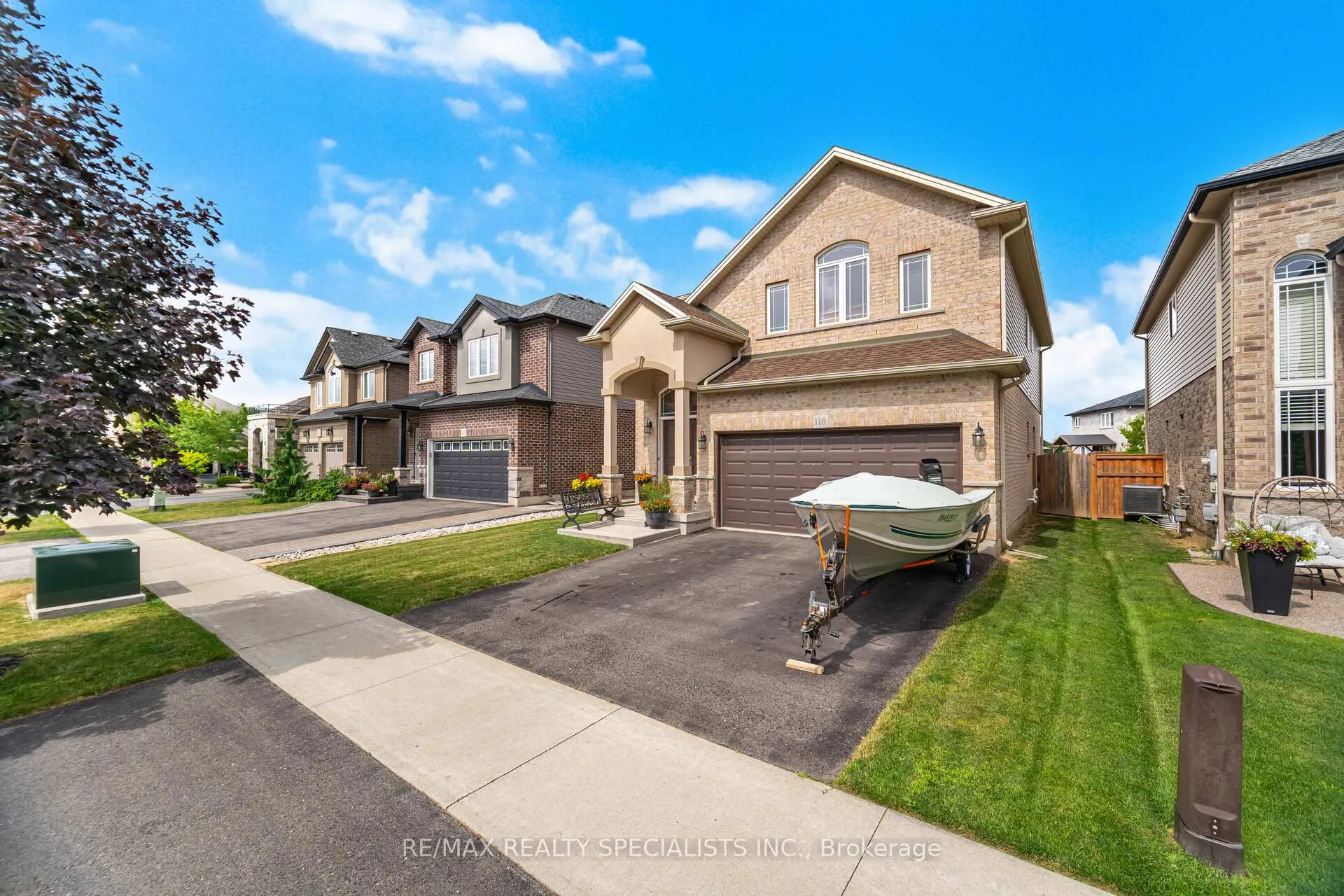 Photo 2 of 118 Lampman Drive, Grimsby, Grimsby West — HOMEH