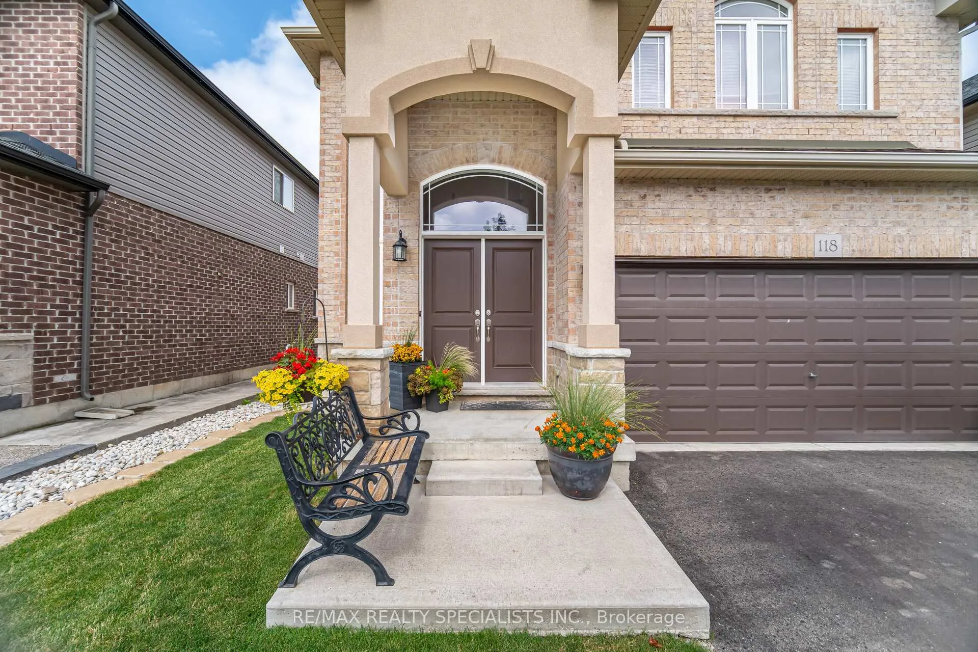 Photo 3 of 118 Lampman Drive, Grimsby, Grimsby West — HOMEH