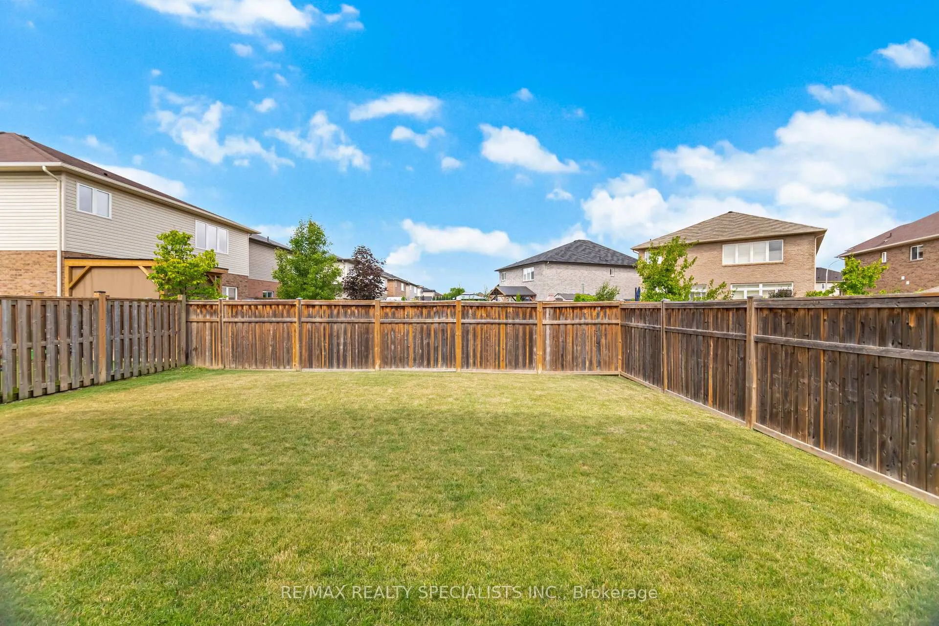 Photo 47 of 118 Lampman Drive, Grimsby, Grimsby West — HOMEH