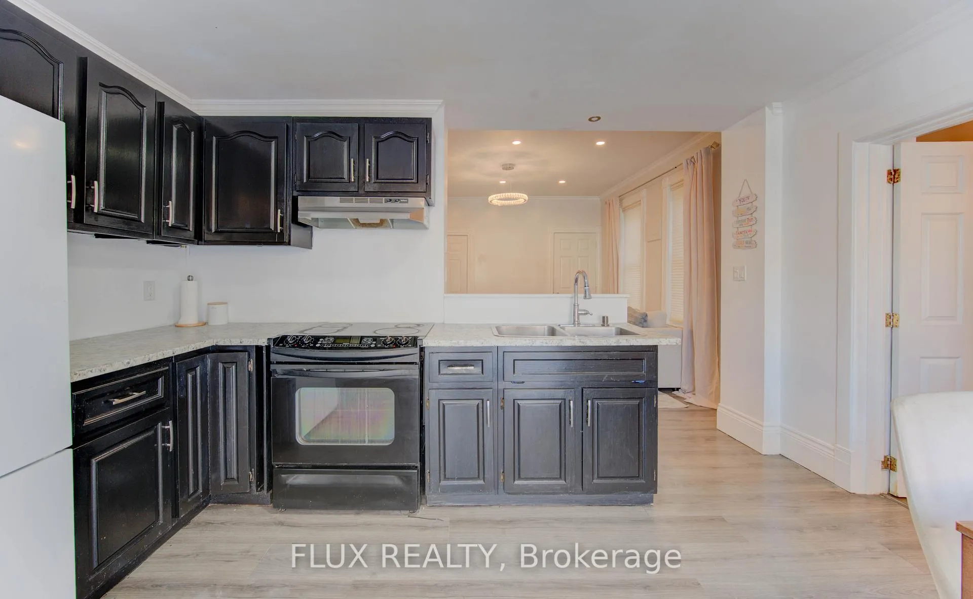 Photo 10 of 88 Wellington Street N, Kitchener, Mount Hope Huron Park — HOMEH