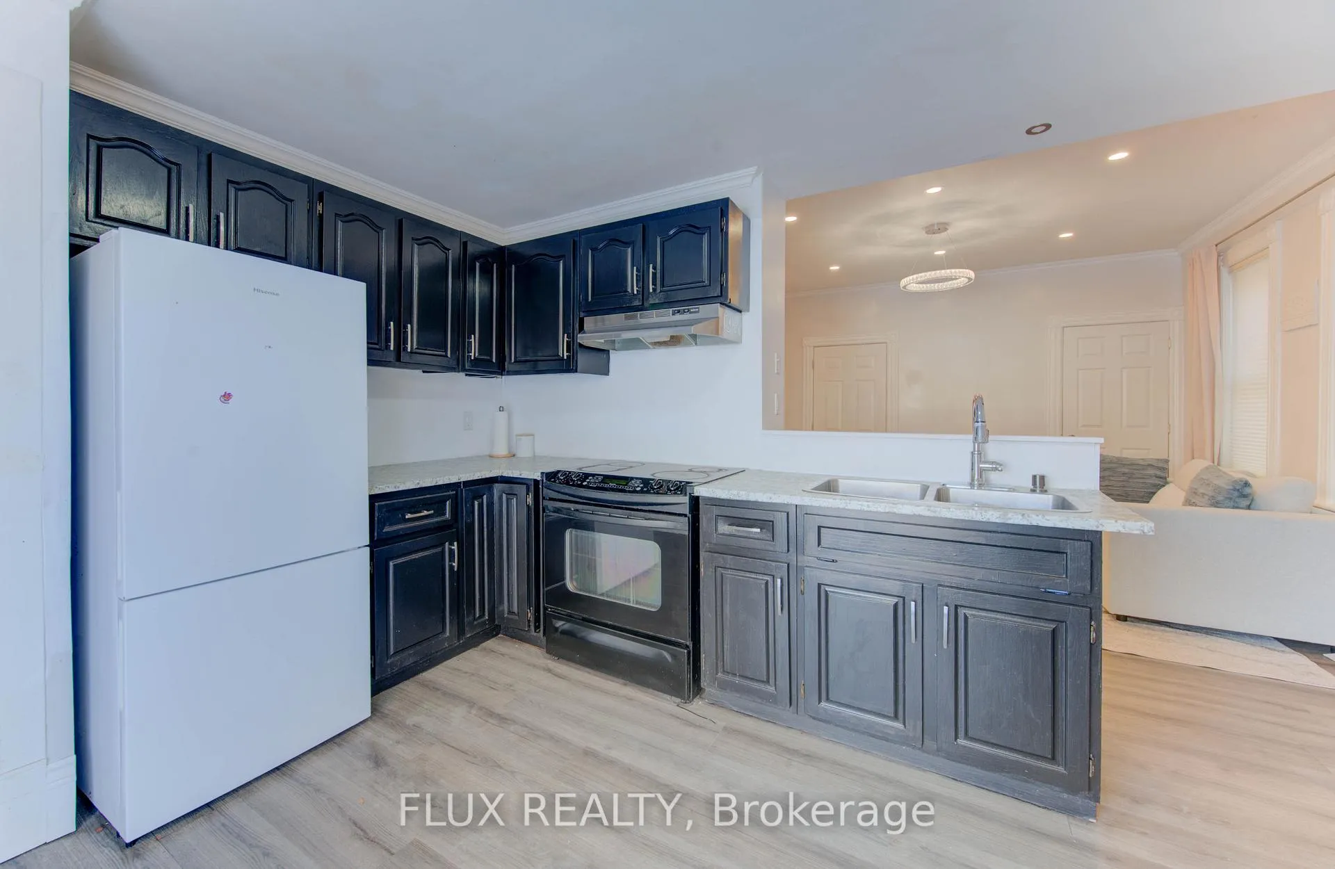 Photo 12 of 88 Wellington Street N, Kitchener, Mount Hope Huron Park — HOMEH