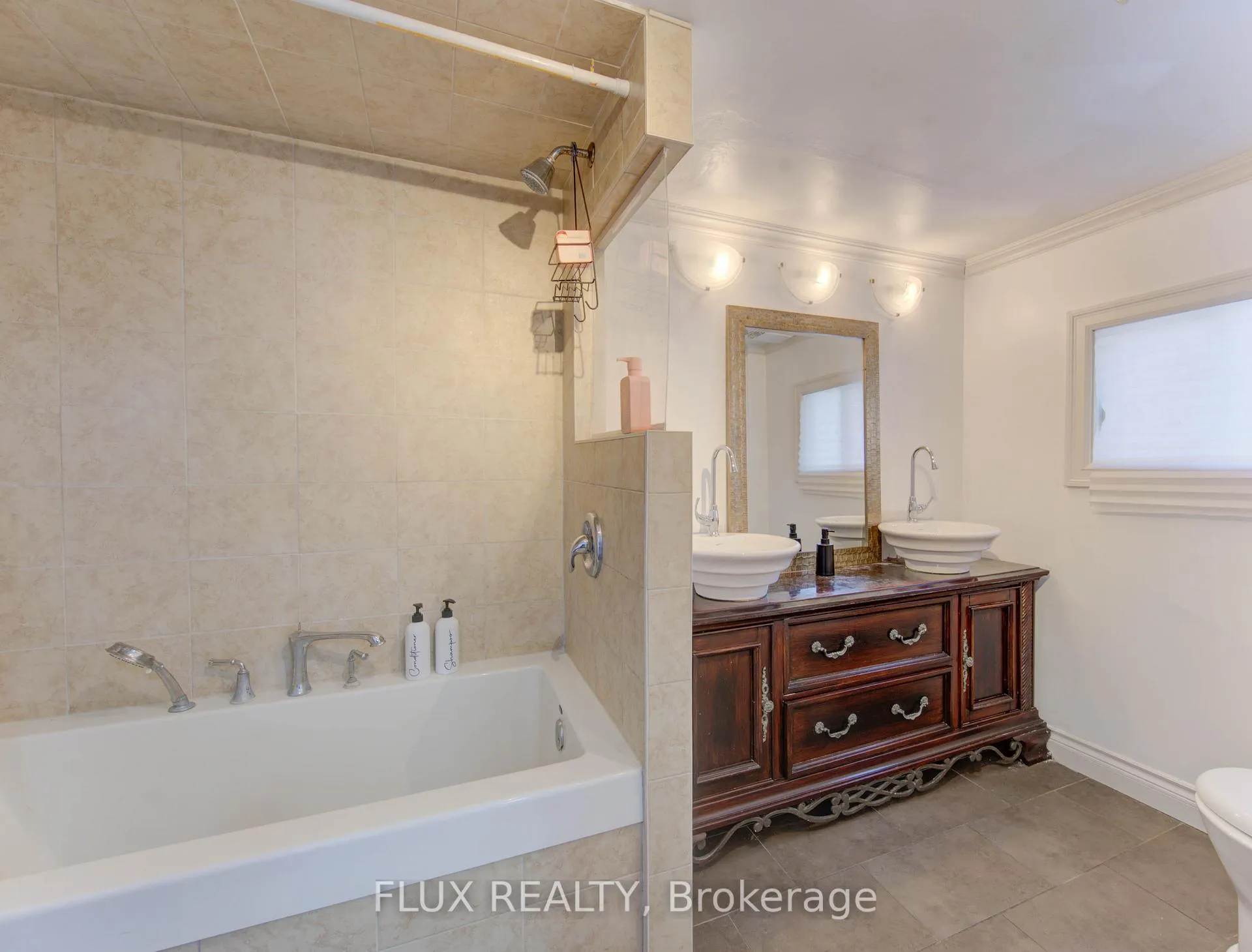 Photo 14 of 88 Wellington Street N, Kitchener, Mount Hope Huron Park — HOMEH