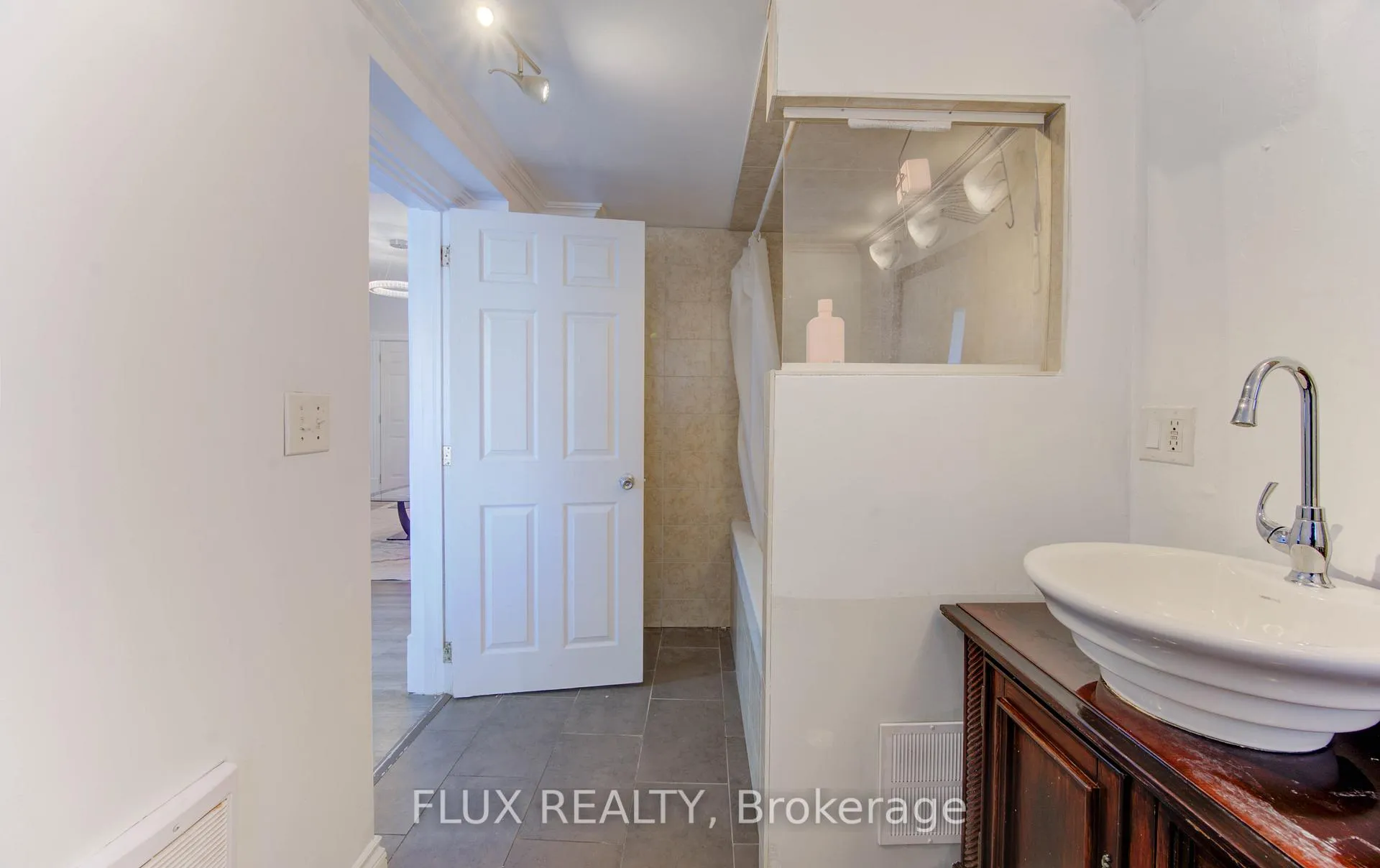 Photo 15 of 88 Wellington Street N, Kitchener, Mount Hope Huron Park — HOMEH