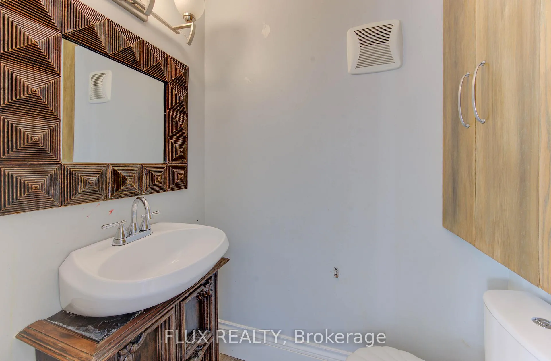 Photo 21 of 88 Wellington Street N, Kitchener, Mount Hope Huron Park — HOMEH