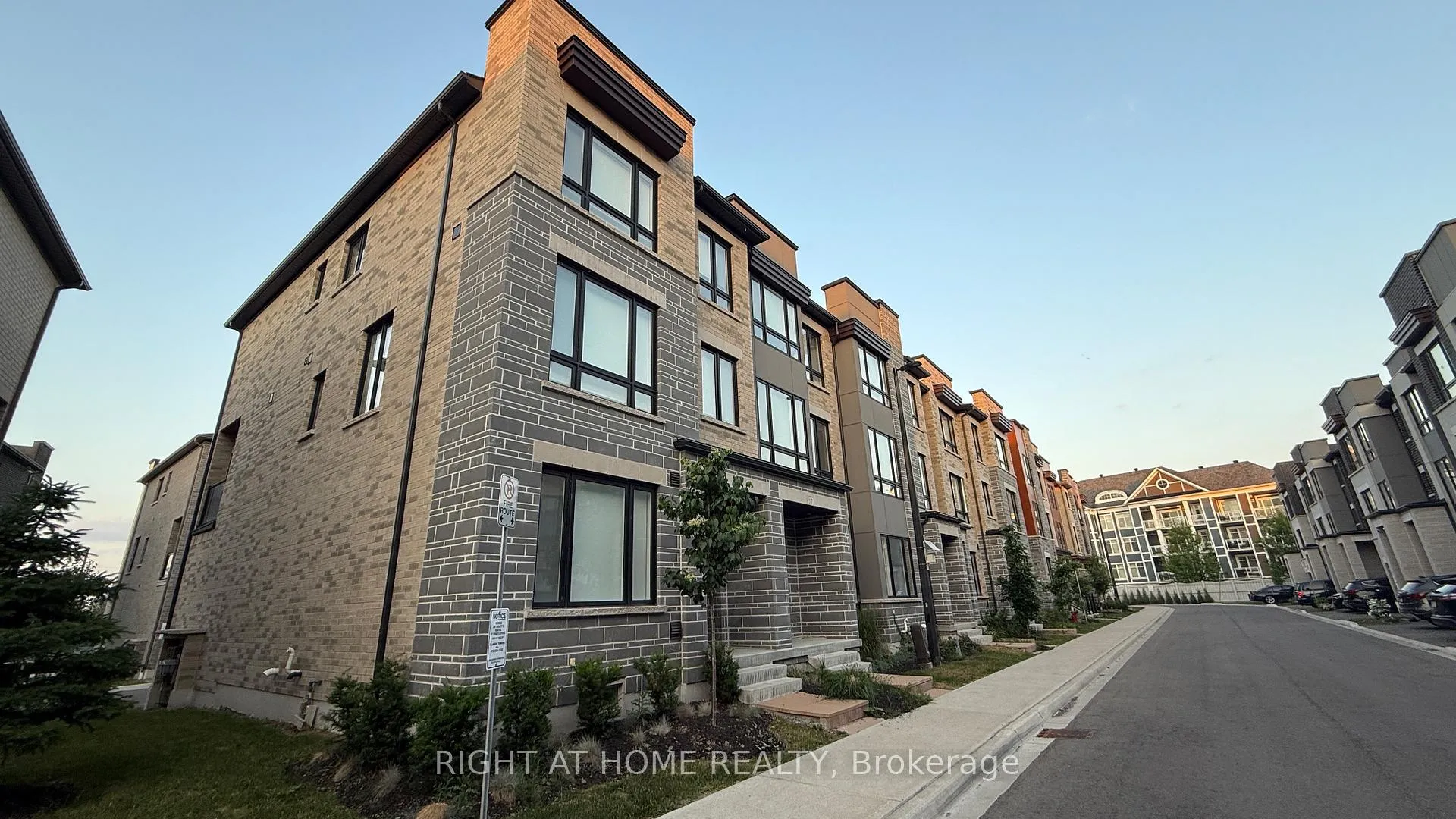 Photo 1 of 19 Steamboat Way, Whitby, Port Whitby — HOMEH
