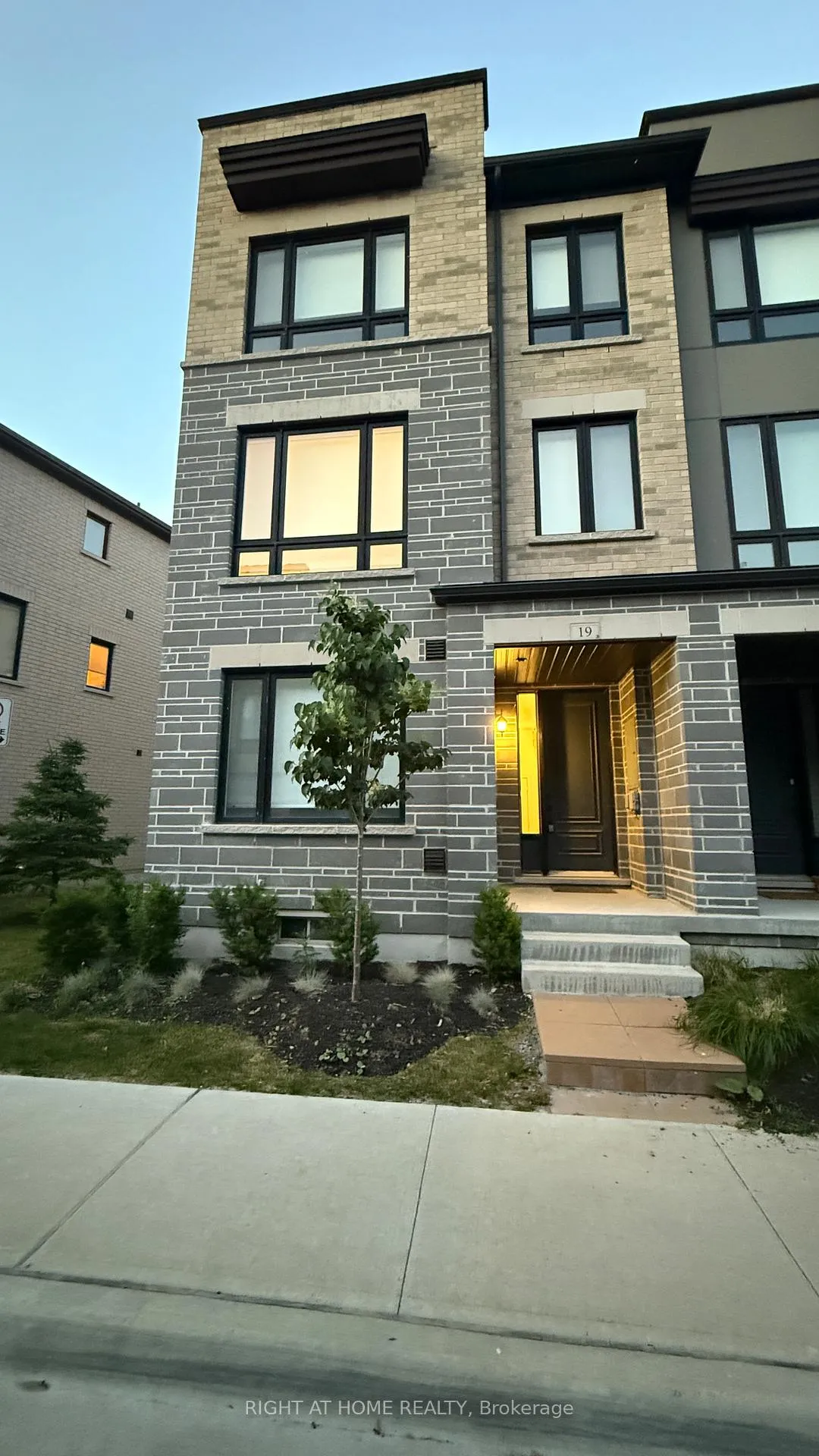 Photo 2 of 19 Steamboat Way, Whitby, Port Whitby — HOMEH