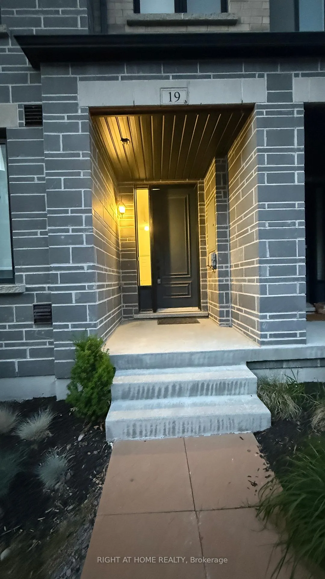 Photo 3 of 19 Steamboat Way, Whitby, Port Whitby — HOMEH