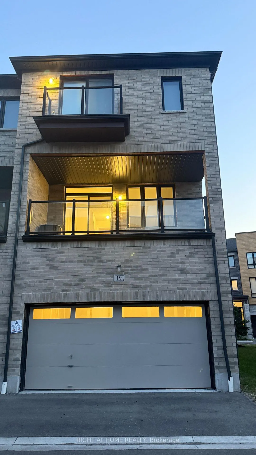 Photo 4 of 19 Steamboat Way, Whitby, Port Whitby — HOMEH