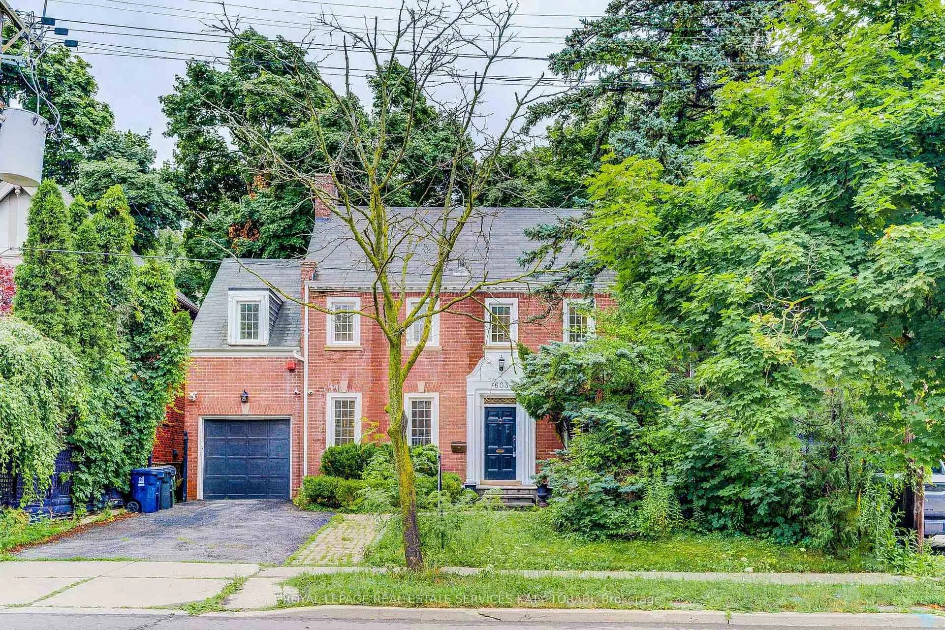Front of 603 Spadina Road
